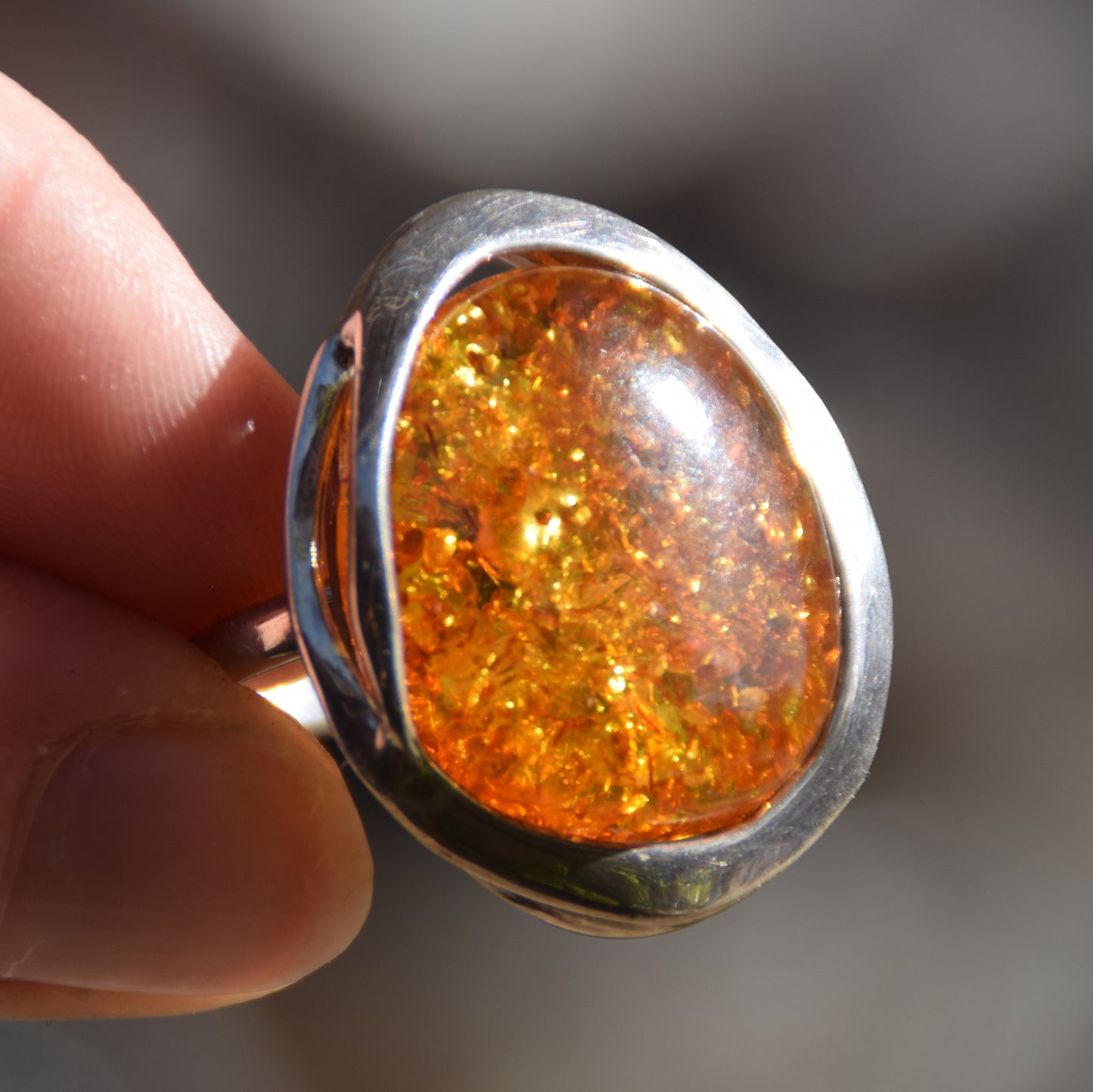 Importante anello regolabile con solitario in Ambra naturale color cognac e Argento 925, MJ Baltica, BP018