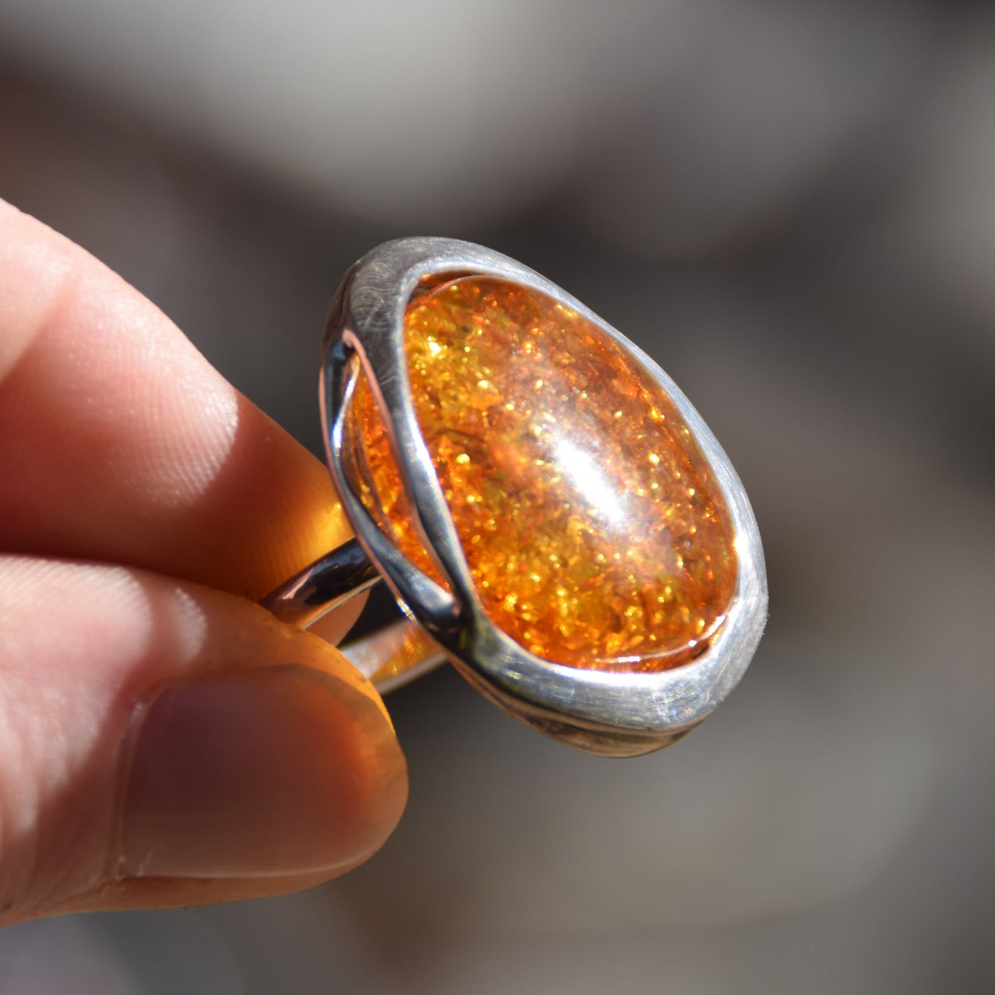 Importante anello regolabile con solitario in Ambra naturale color cognac e Argento 925, MJ Baltica, BP018