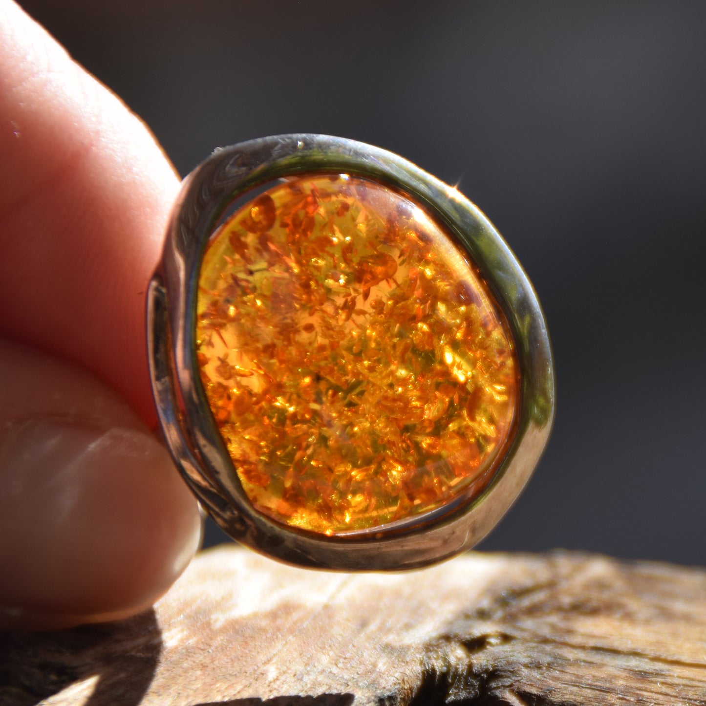 Importante anello regolabile con solitario in Ambra naturale color cognac e Argento 925, MJ Baltica, BP018