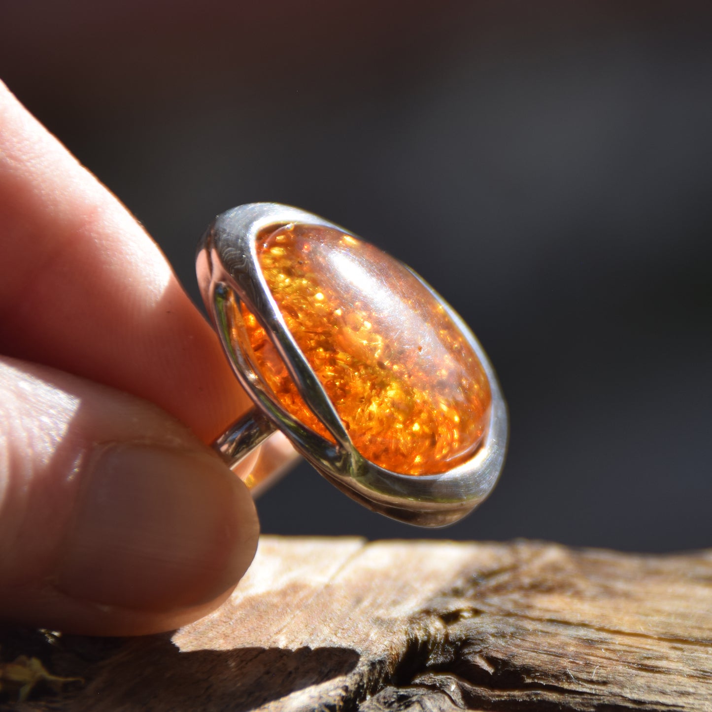 Importante anello regolabile con solitario in Ambra naturale color cognac e Argento 925, MJ Baltica, BP018