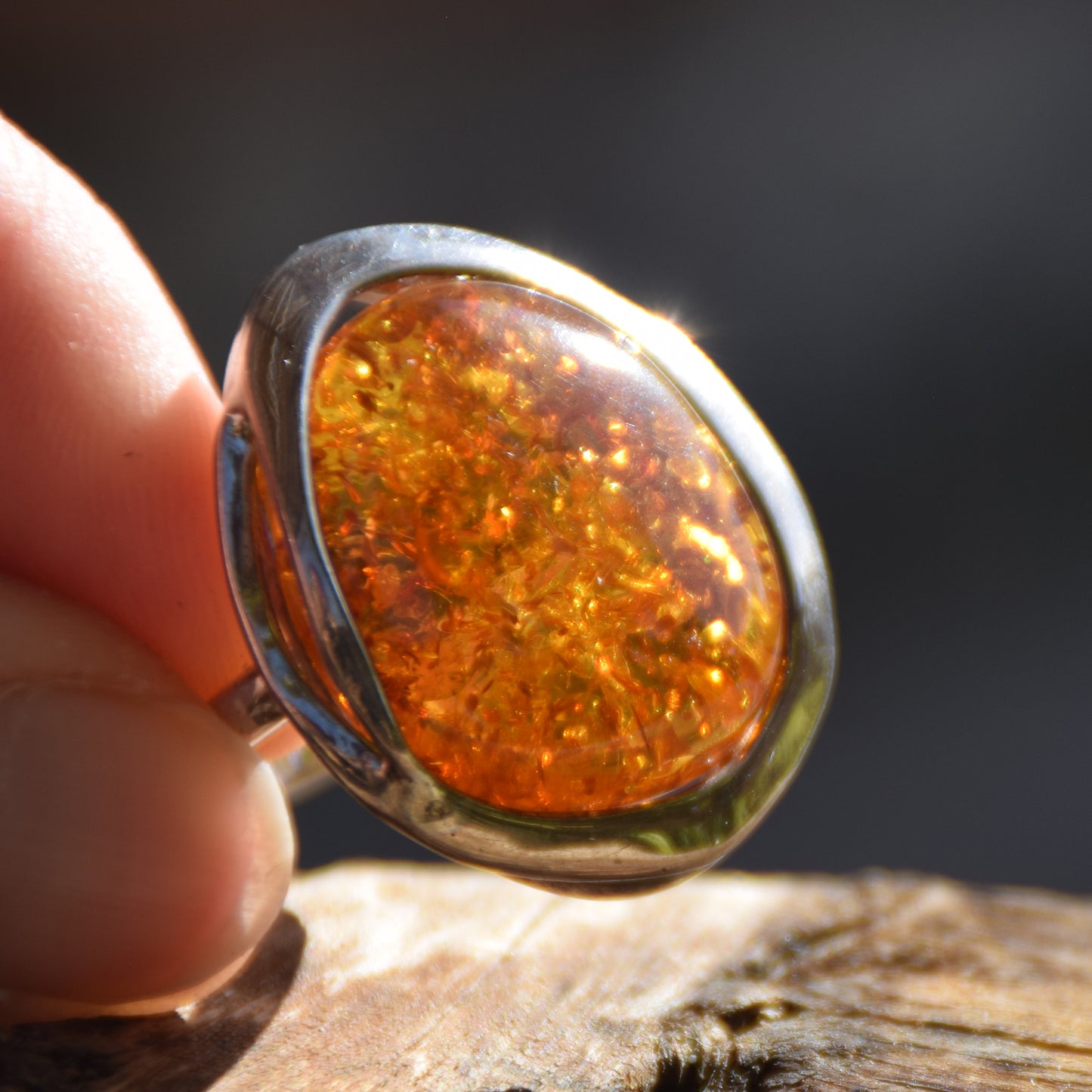 Importante anello regolabile con solitario in Ambra naturale color cognac e Argento 925, MJ Baltica, BP018