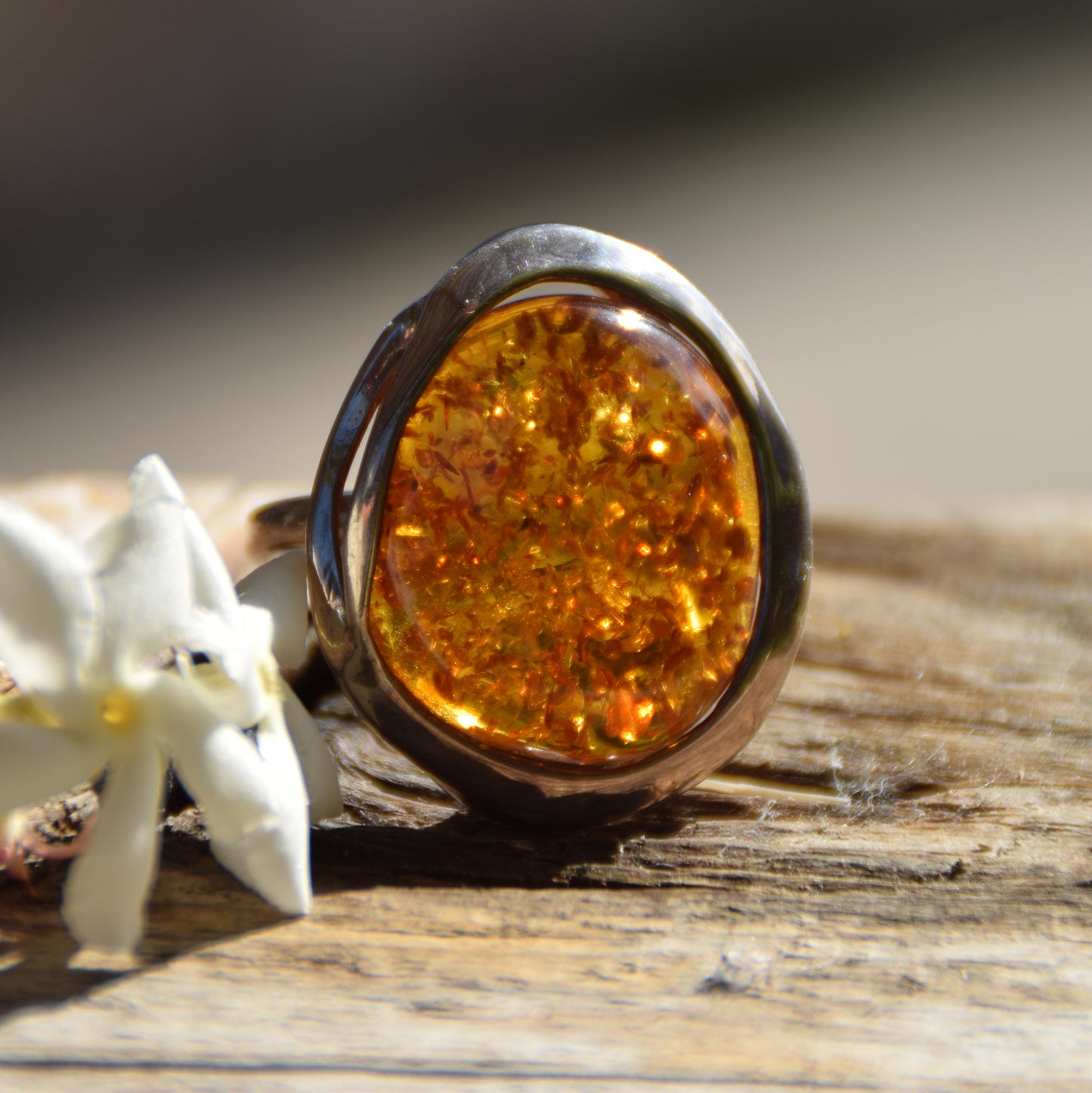 Importante anello regolabile con solitario in Ambra naturale color cognac e Argento 925, MJ Baltica, BP018