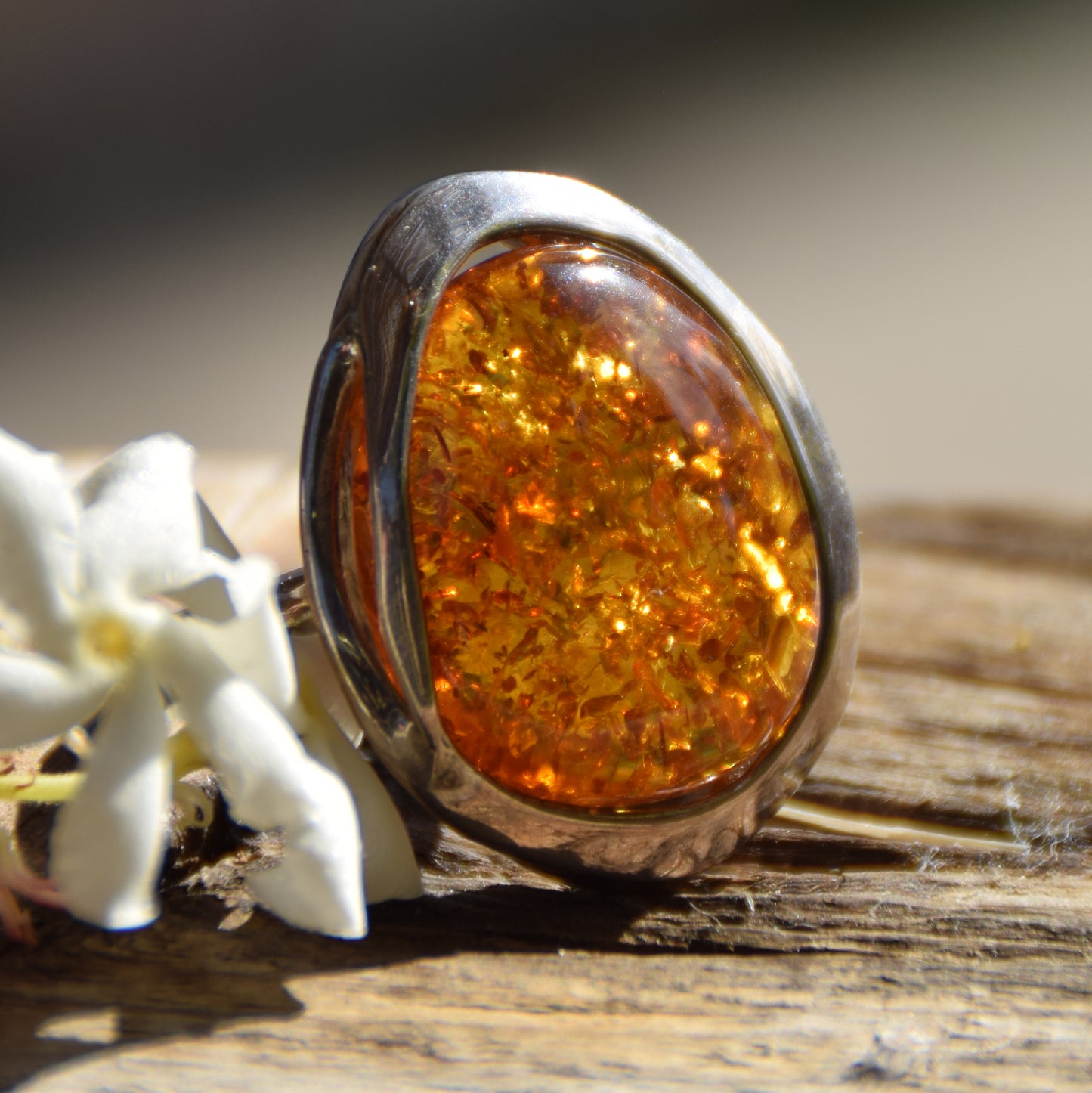 Importante anello regolabile con solitario in Ambra naturale color cognac e Argento 925, MJ Baltica, BP018