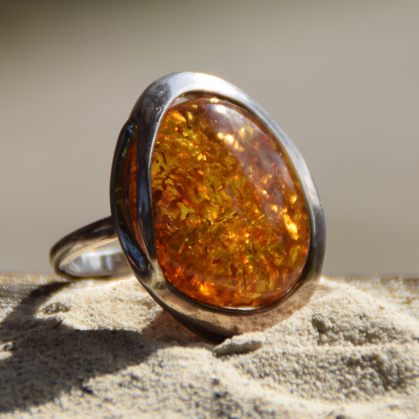 Importante anello regolabile con solitario in Ambra naturale color cognac e Argento 925, MJ Baltica, BP018