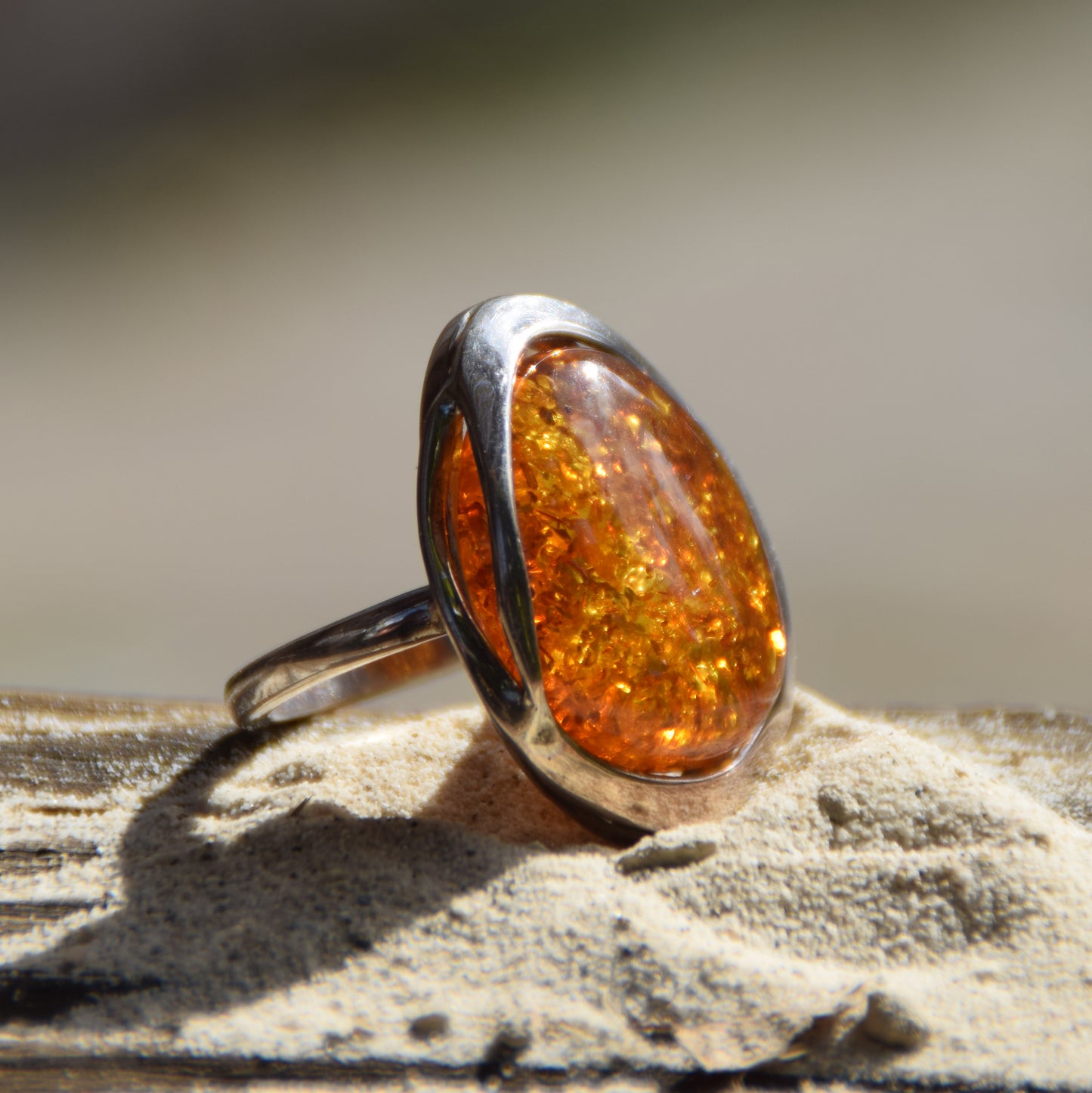 Importante anello regolabile con solitario in Ambra naturale color cognac e Argento 925, MJ Baltica, BP018