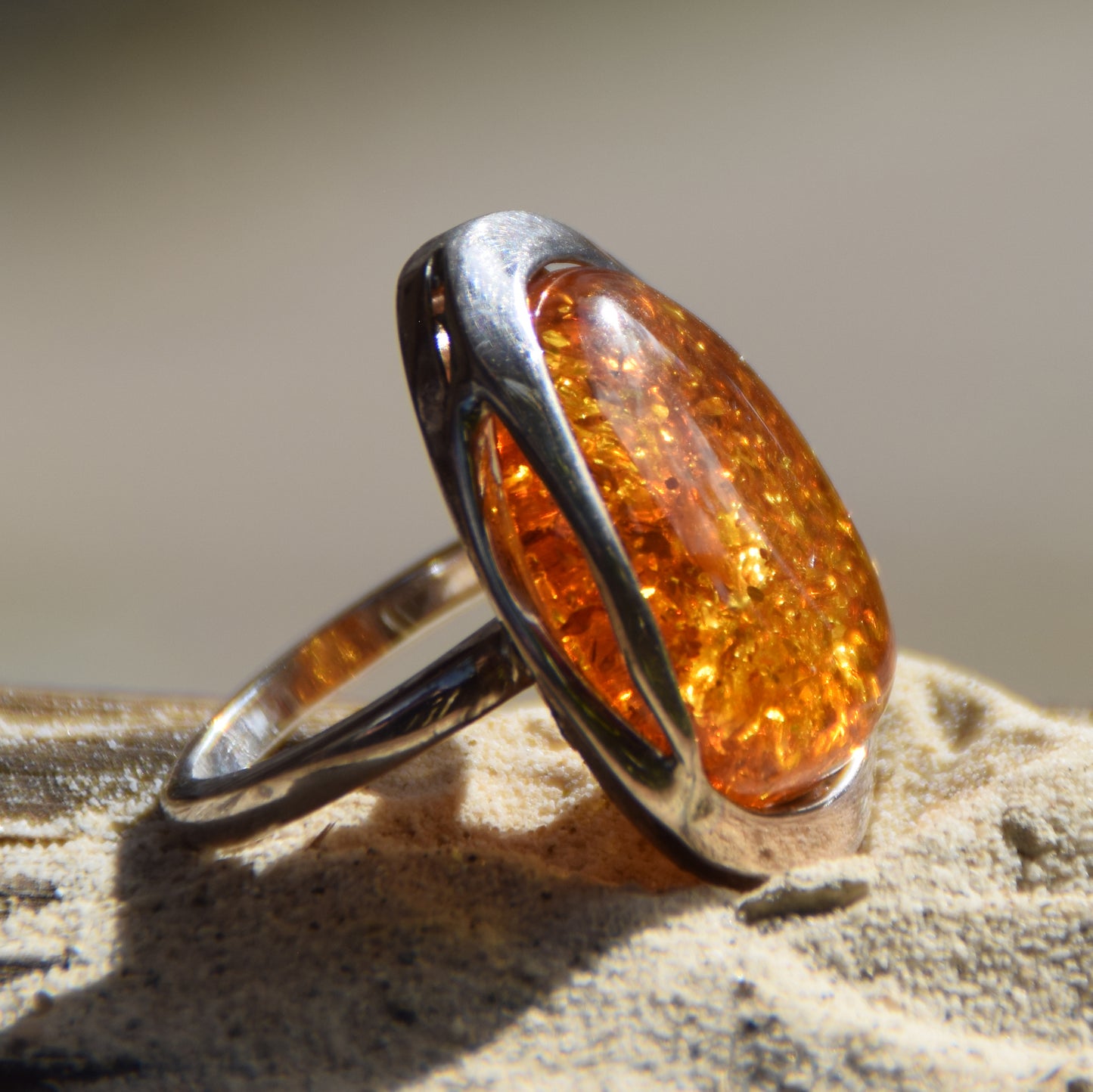Importante anello regolabile con solitario in Ambra naturale color cognac e Argento 925, MJ Baltica, BP018