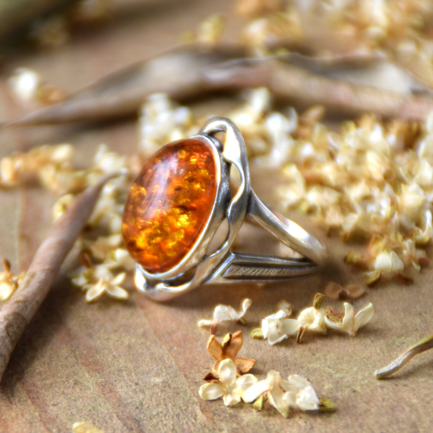 Important Gothic-style ring in cognac-colored natural amber and 925 Silver, MJ Baltica, BP019