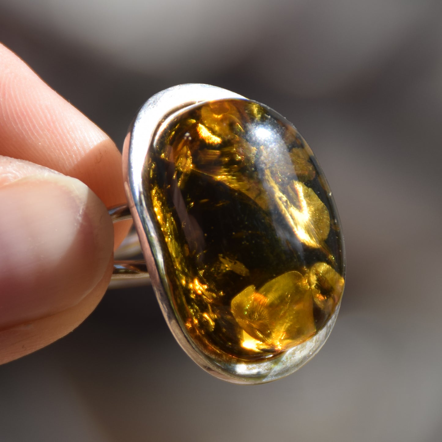 Grande anello in stile liberty con Ambra naturale color verde e Argento 925, MJ Baltica, BP042