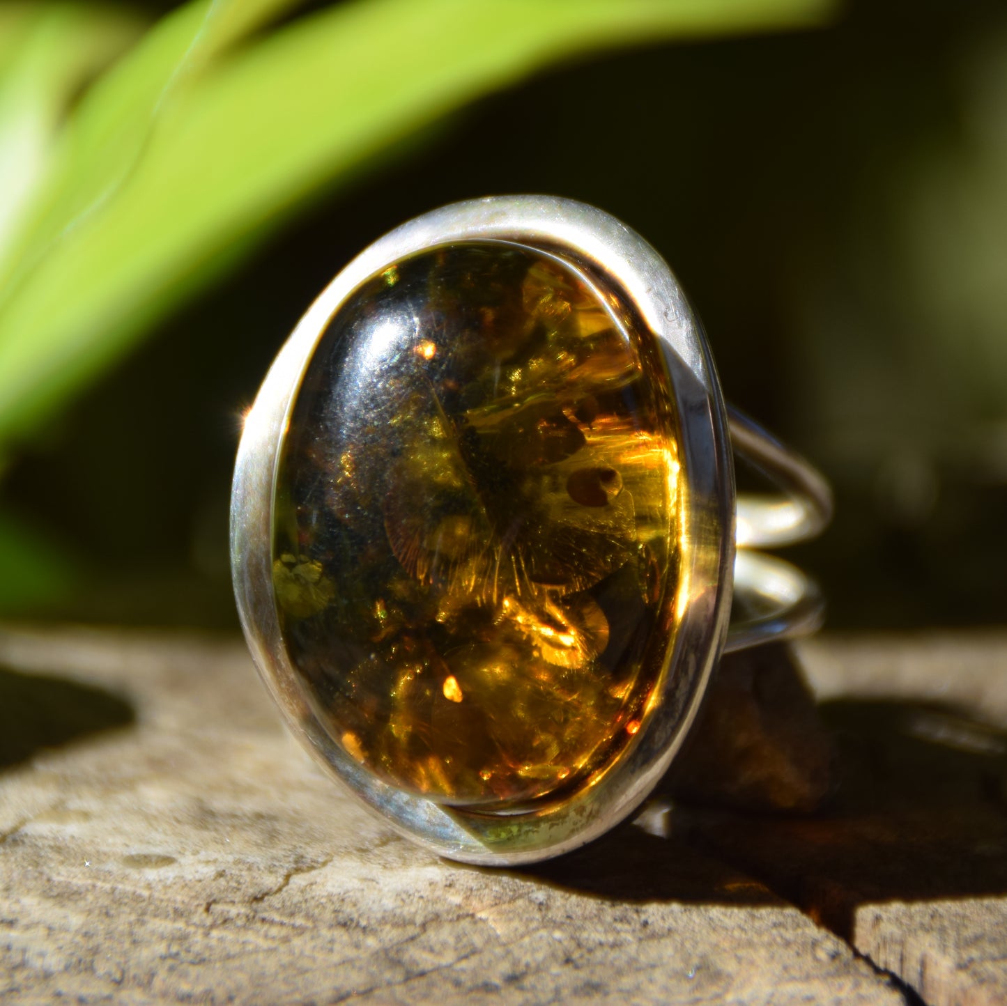 Grande anello in stile liberty con Ambra naturale color verde e Argento 925, MJ Baltica, BP042