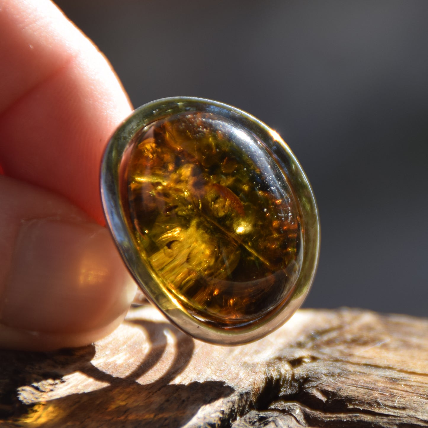 Grande anello in stile liberty con Ambra naturale color verde e Argento 925, MJ Baltica, BP042