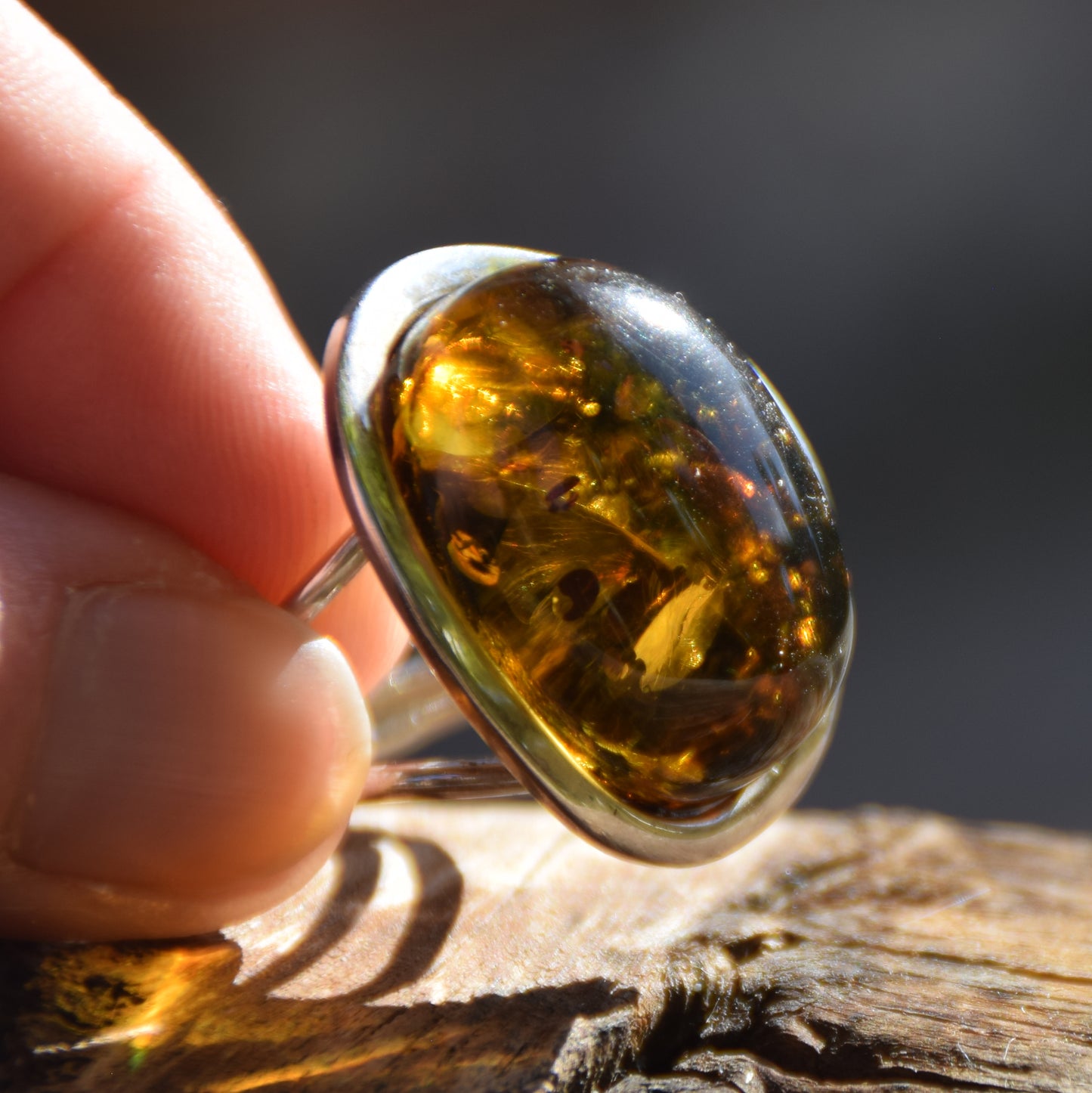 Grande anello in stile liberty con Ambra naturale color verde e Argento 925, MJ Baltica, BP042