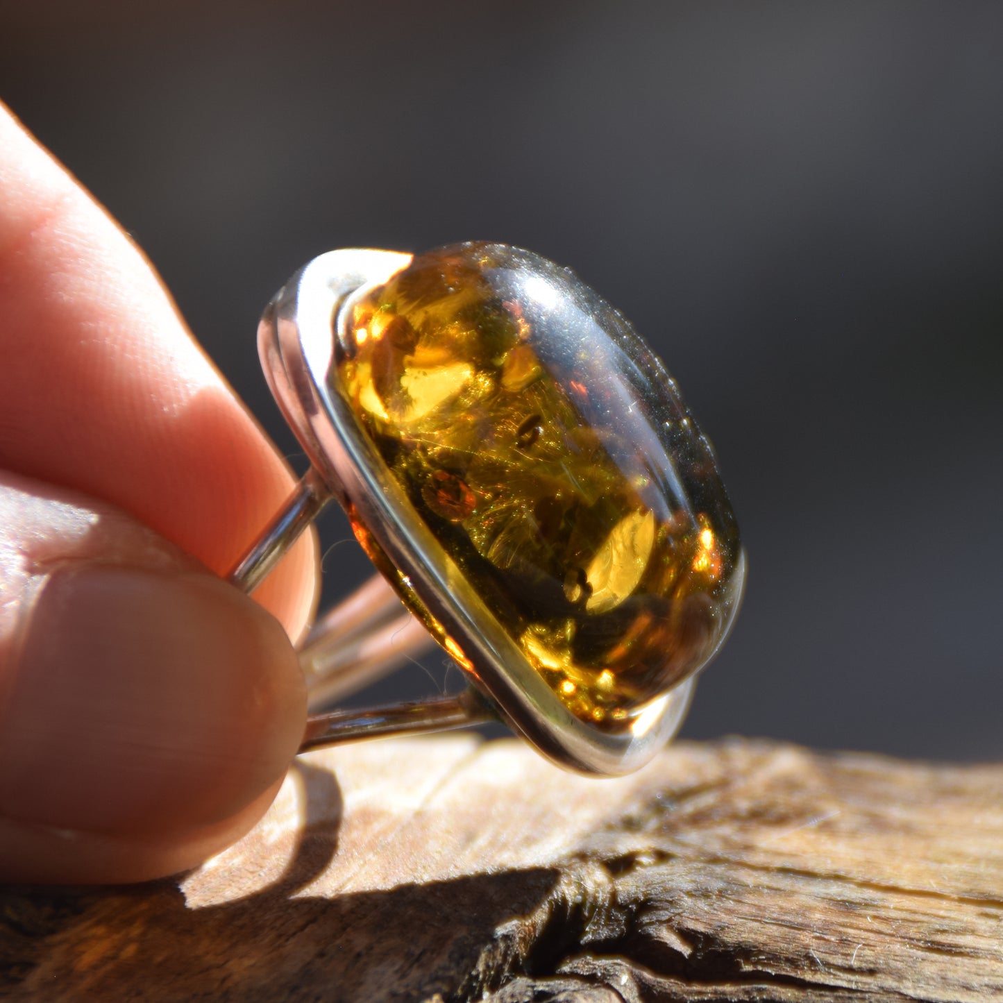 Grande anello in stile liberty con Ambra naturale color verde e Argento 925, MJ Baltica, BP042