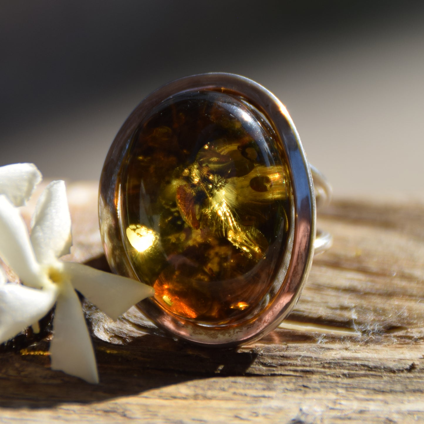 Grande anello in stile liberty con Ambra naturale color verde e Argento 925, MJ Baltica, BP042