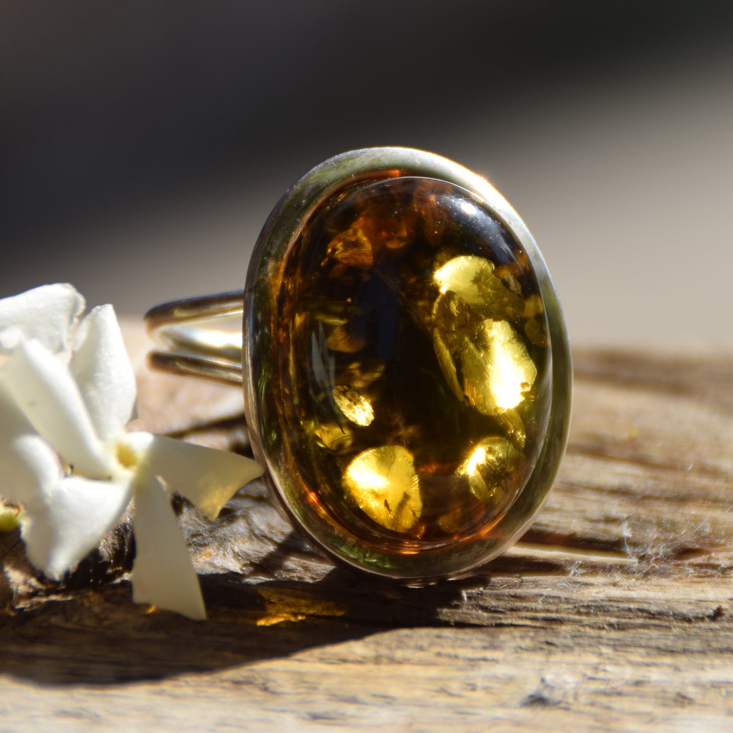 Grande anello in stile liberty con Ambra naturale color verde e Argento 925, MJ Baltica, BP042