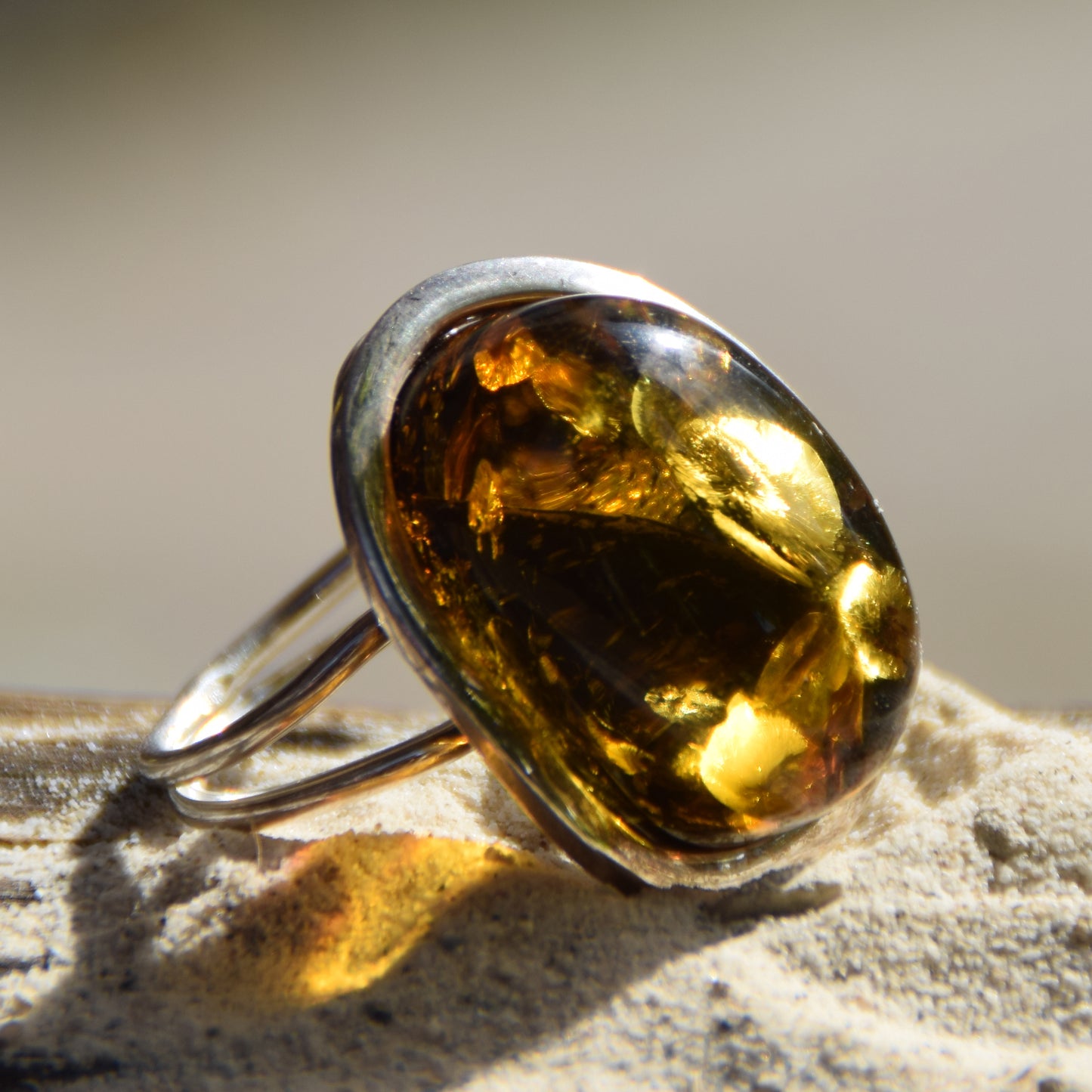 Grande anello in stile liberty con Ambra naturale color verde e Argento 925, MJ Baltica, BP042