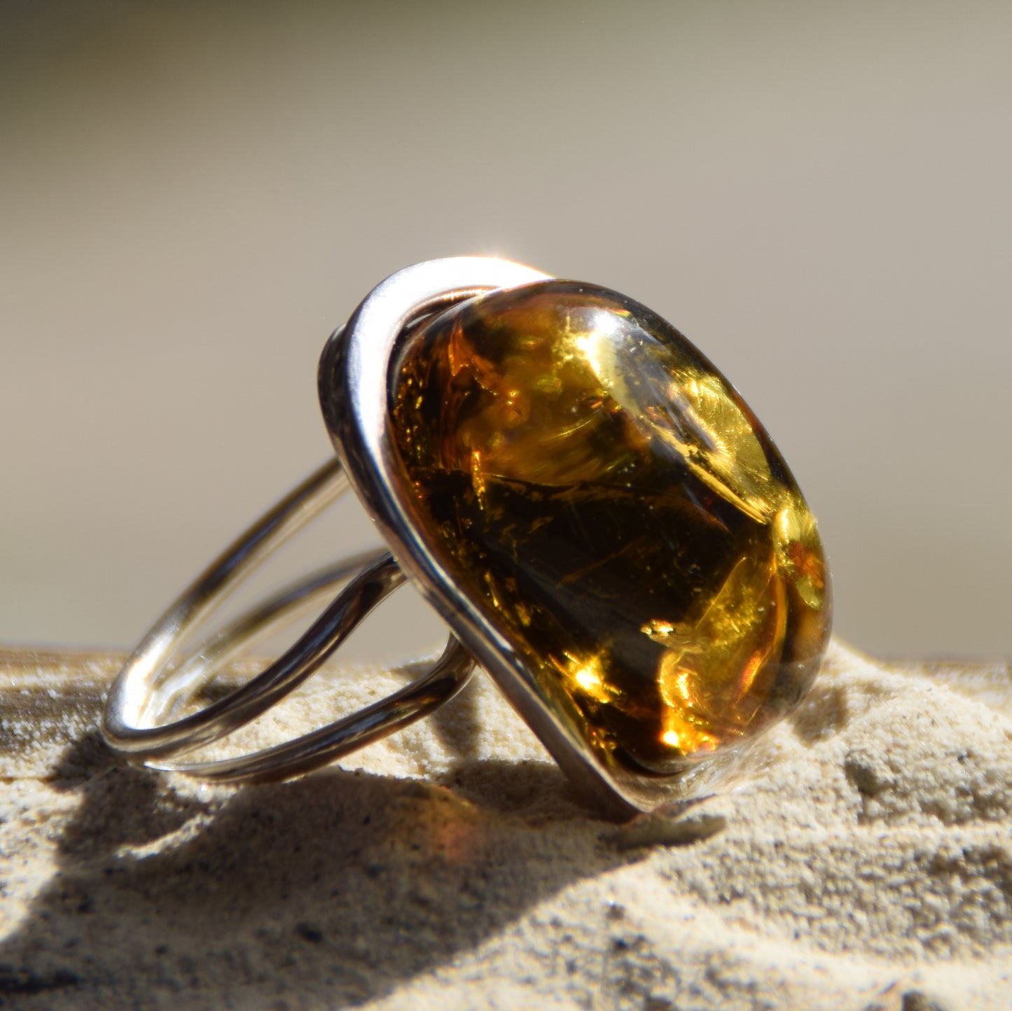 Grande anello in stile liberty con Ambra naturale color verde e Argento 925, MJ Baltica, BP042