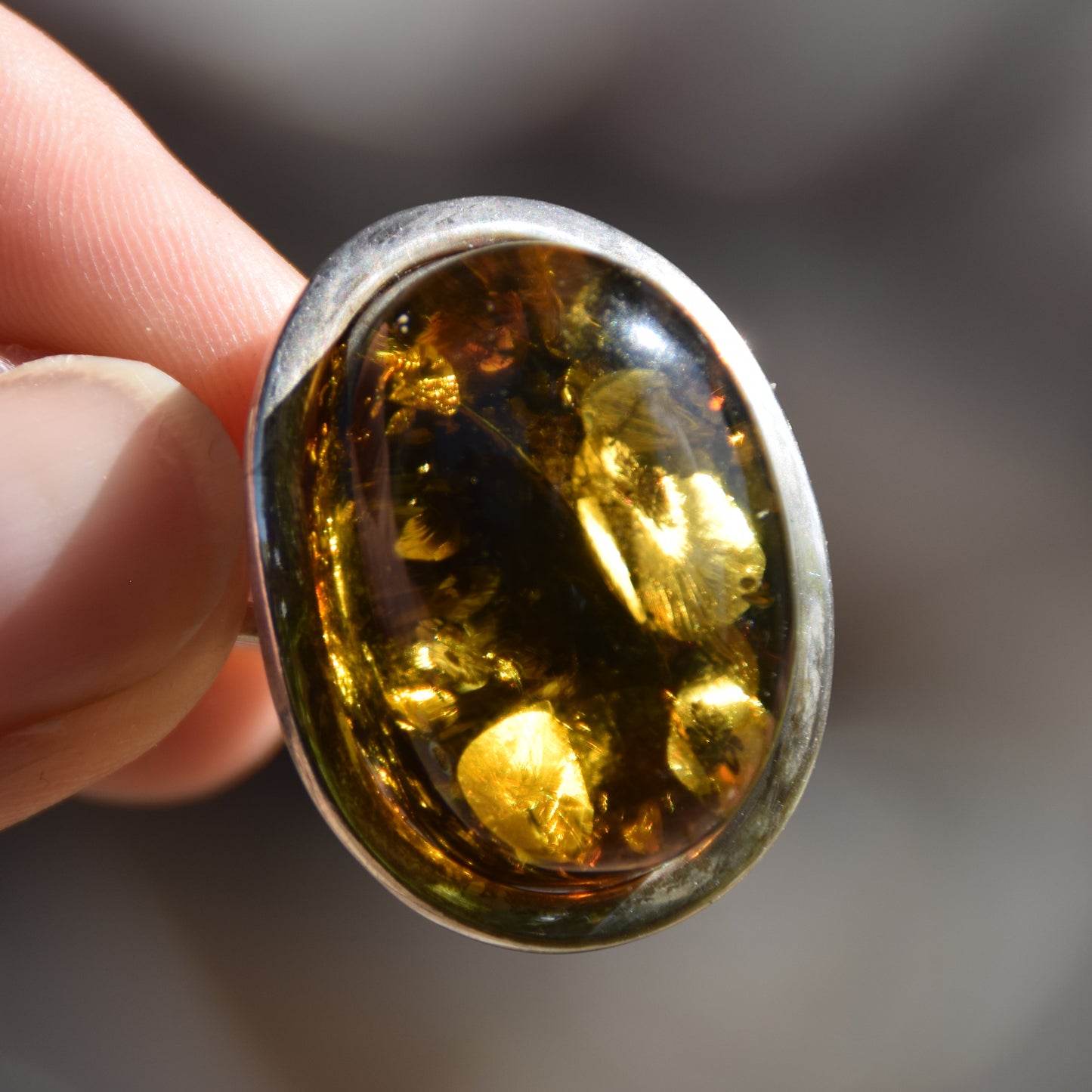 Grande anello in stile liberty con Ambra naturale color verde e Argento 925, MJ Baltica, BP042