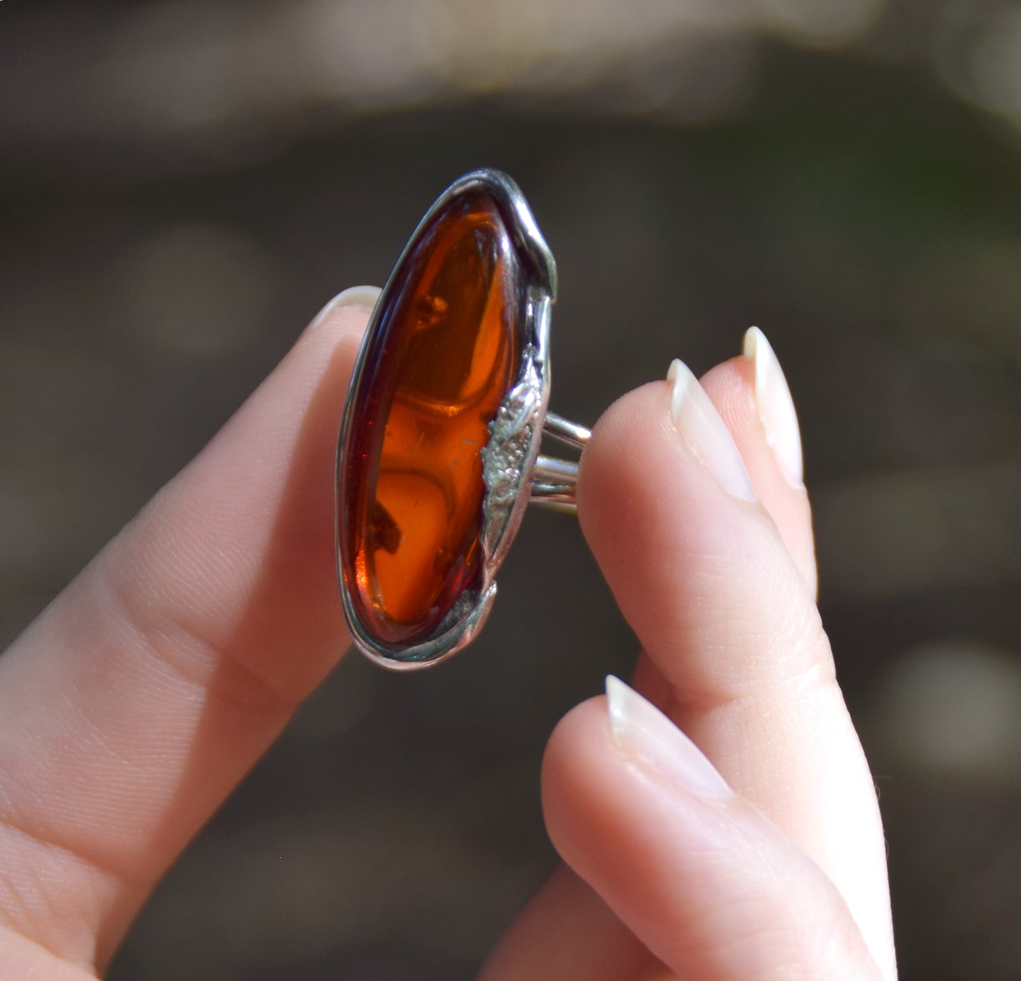 Alto anello in stile vintage con la grande gemma di Ambra Naturale marrone scura e Argento 925, MJ Baltica, BP044