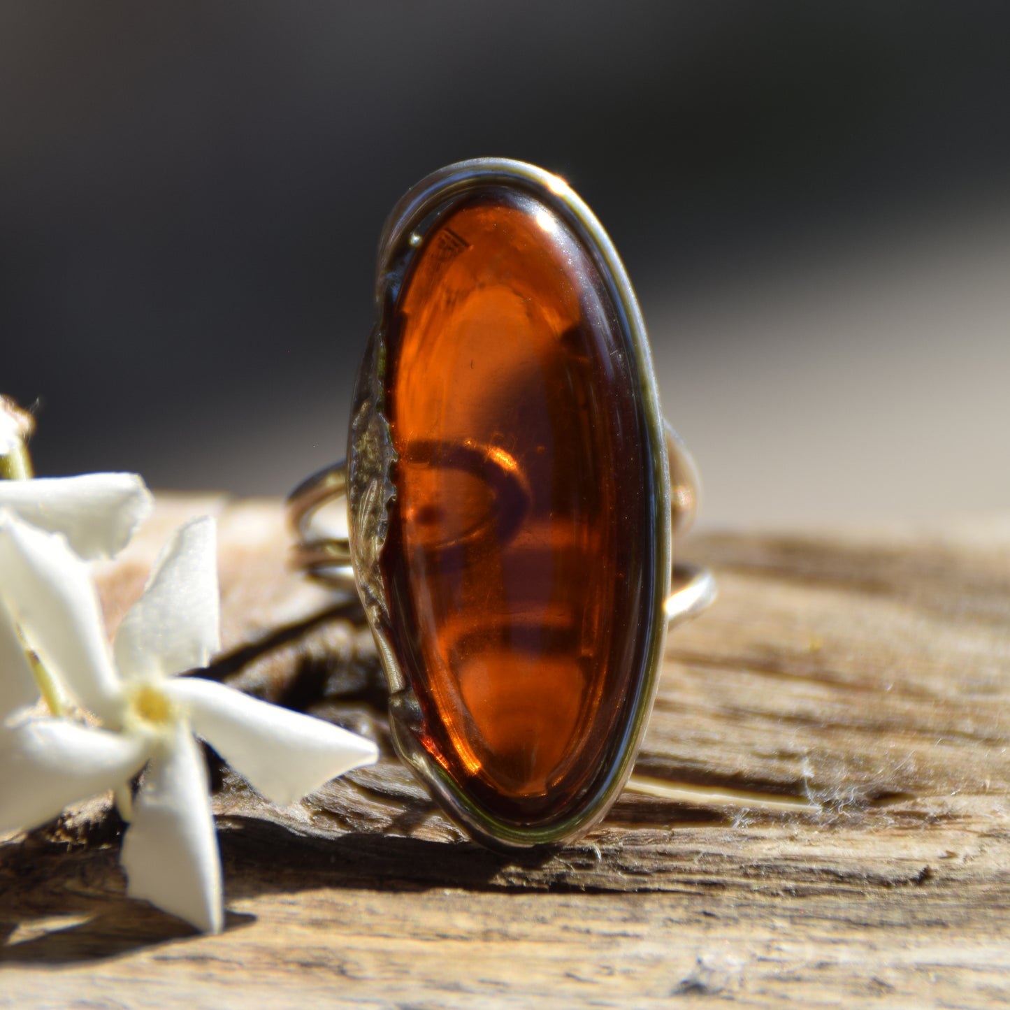 Alto anello in stile vintage con la grande gemma di Ambra Naturale marrone scura e Argento 925, MJ Baltica, BP044