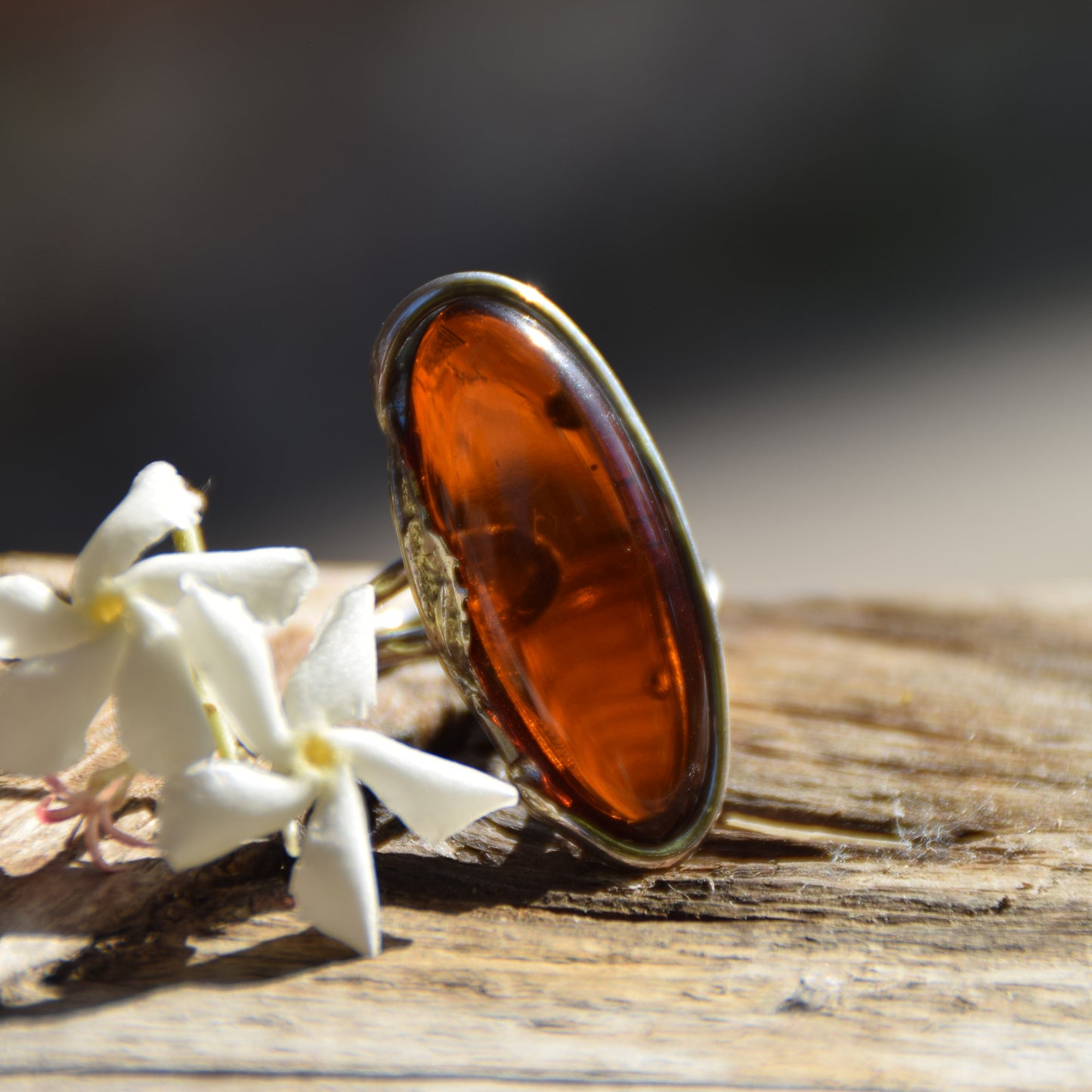 Alto anello in stile vintage con la grande gemma di Ambra Naturale marrone scura e Argento 925, MJ Baltica, BP044
