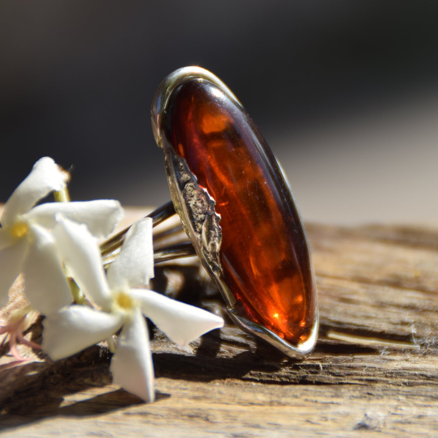 Alto anello in stile vintage con la grande gemma di Ambra Naturale marrone scura e Argento 925, MJ Baltica, BP044