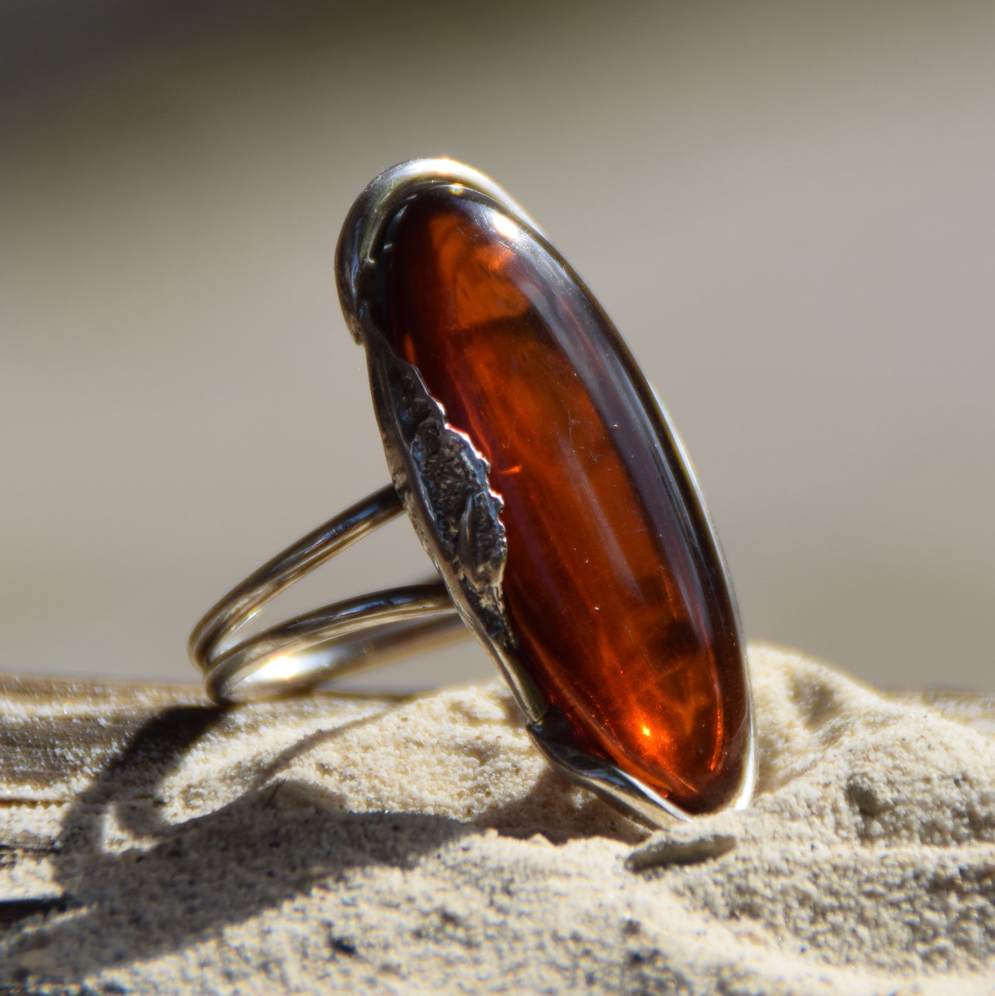 Alto anello in stile vintage con la grande gemma di Ambra Naturale marrone scura e Argento 925, MJ Baltica, BP044