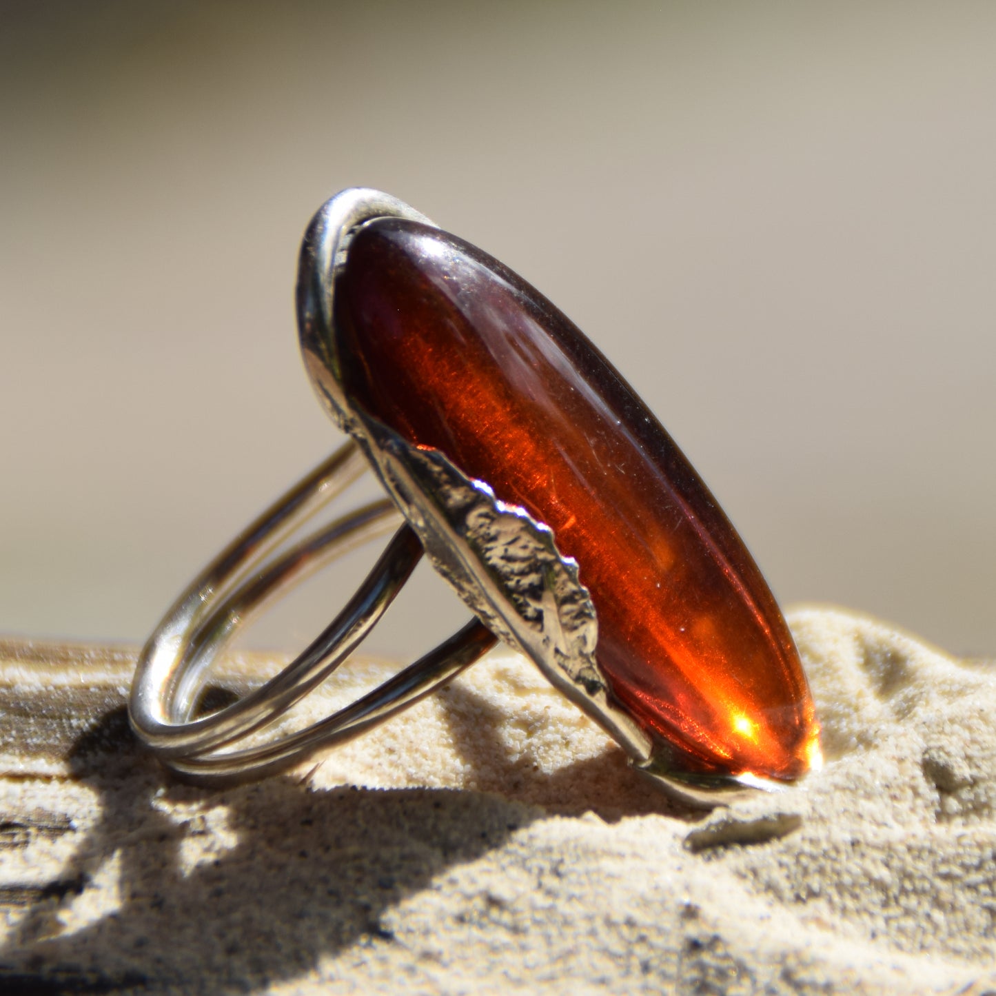 Alto anello in stile vintage con la grande gemma di Ambra Naturale marrone scura e Argento 925, MJ Baltica, BP044