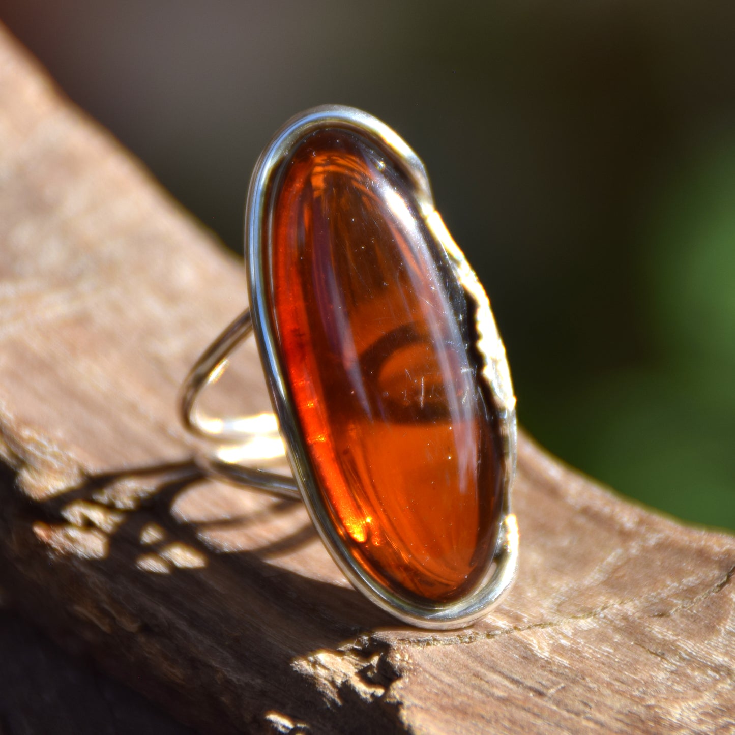 Alto anello in stile vintage con la grande gemma di Ambra Naturale marrone scura e Argento 925, MJ Baltica, BP044
