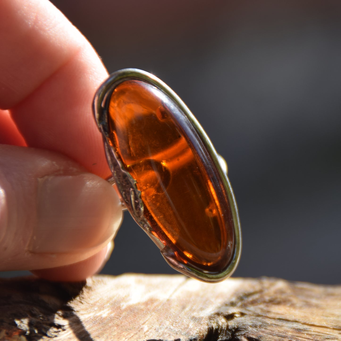 Alto anello in stile vintage con la grande gemma di Ambra Naturale marrone scura e Argento 925, MJ Baltica, BP044
