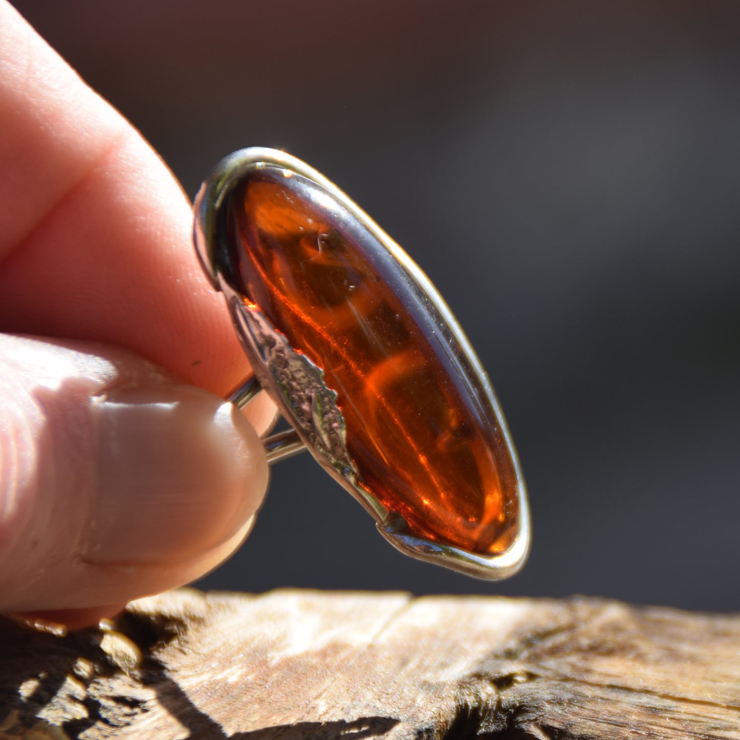 Alto anello in stile vintage con la grande gemma di Ambra Naturale marrone scura e Argento 925, MJ Baltica, BP044