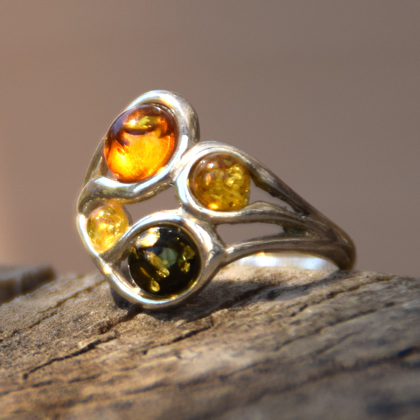 Luminoso anello con la composizione a mosaico in Ambra naturale di varie tonalità e Argento 925, MJ Baltica, BP047
