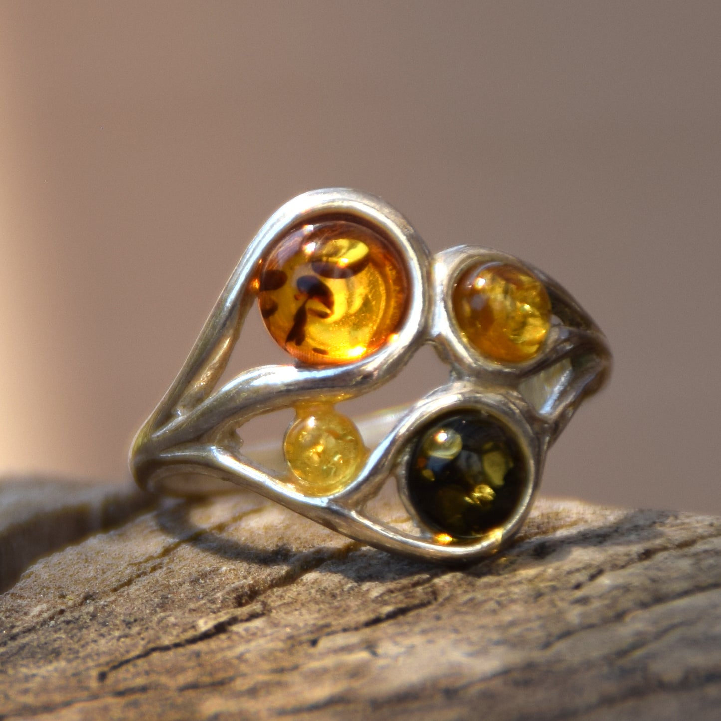 Luminoso anello con la composizione a mosaico in Ambra naturale di varie tonalità e Argento 925, MJ Baltica, BP047