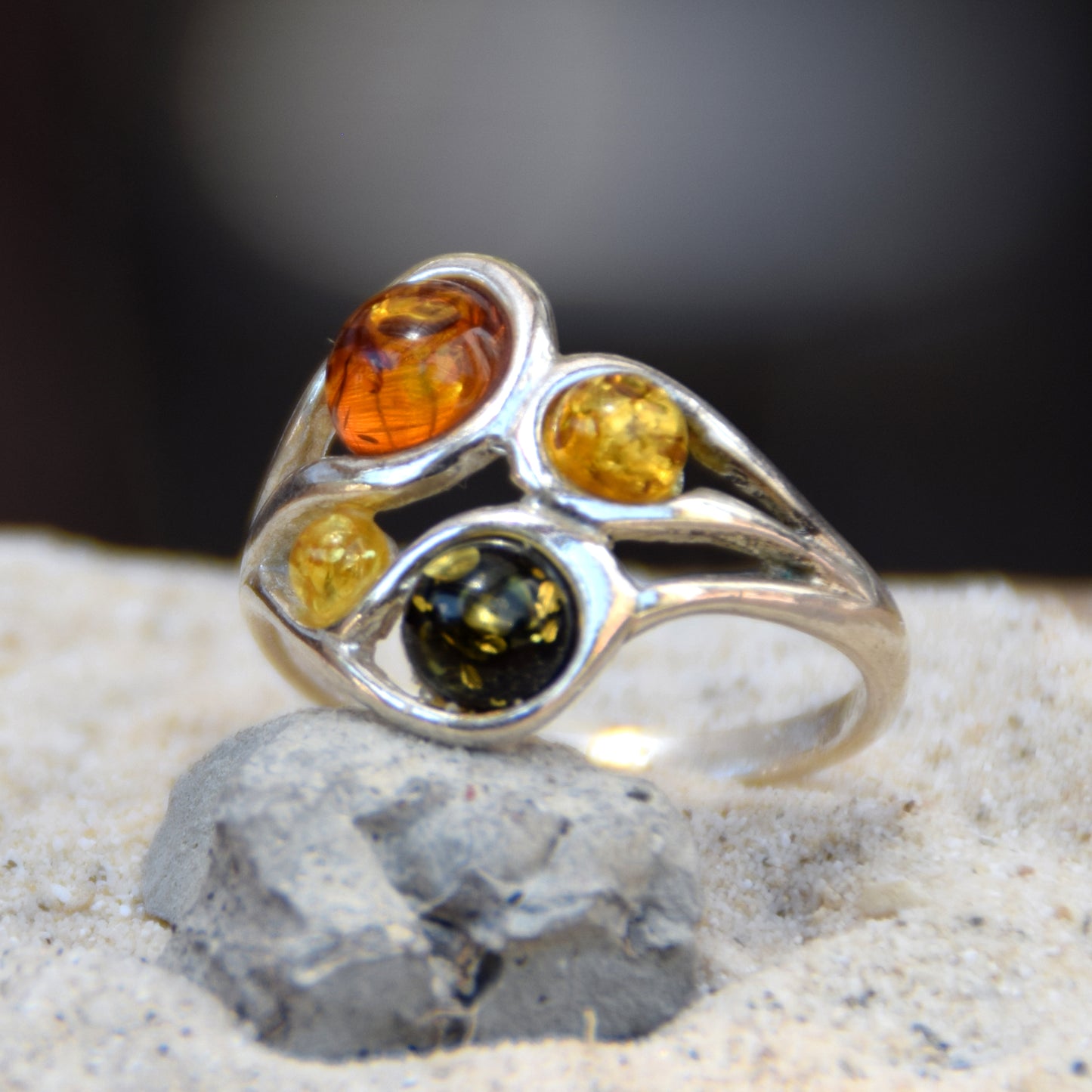Luminoso anello con la composizione a mosaico in Ambra naturale di varie tonalità e Argento 925, MJ Baltica, BP047