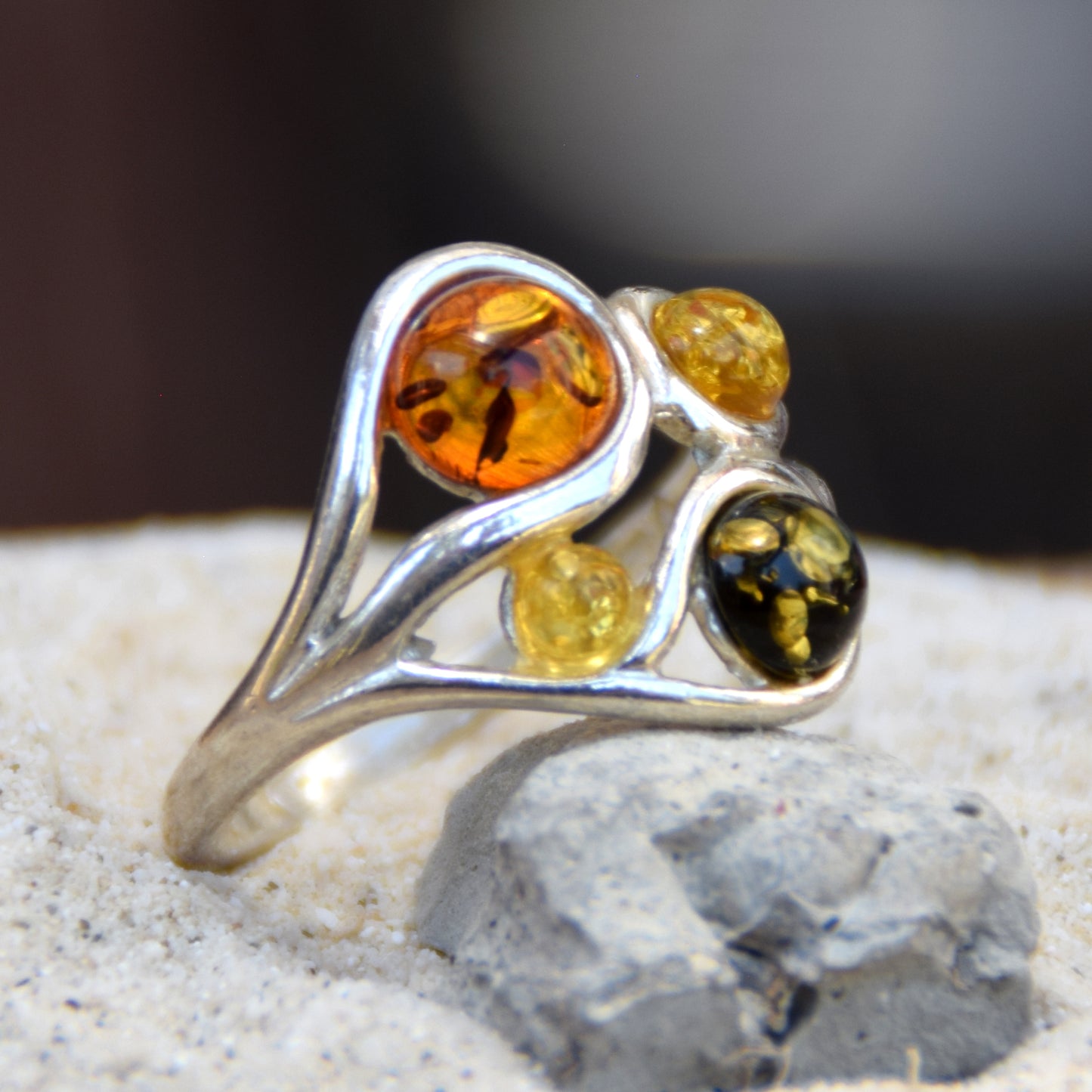 Luminoso anello con la composizione a mosaico in Ambra naturale di varie tonalità e Argento 925, MJ Baltica, BP047