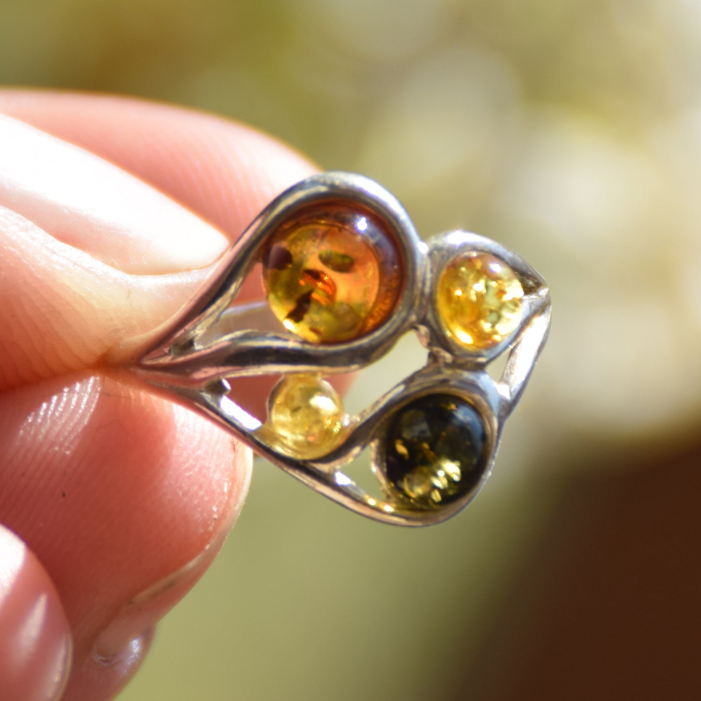 Luminoso anello con la composizione a mosaico in Ambra naturale di varie tonalità e Argento 925, MJ Baltica, BP047