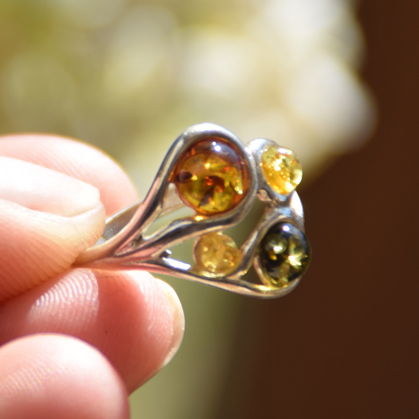 Luminoso anello con la composizione a mosaico in Ambra naturale di varie tonalità e Argento 925, MJ Baltica, BP047