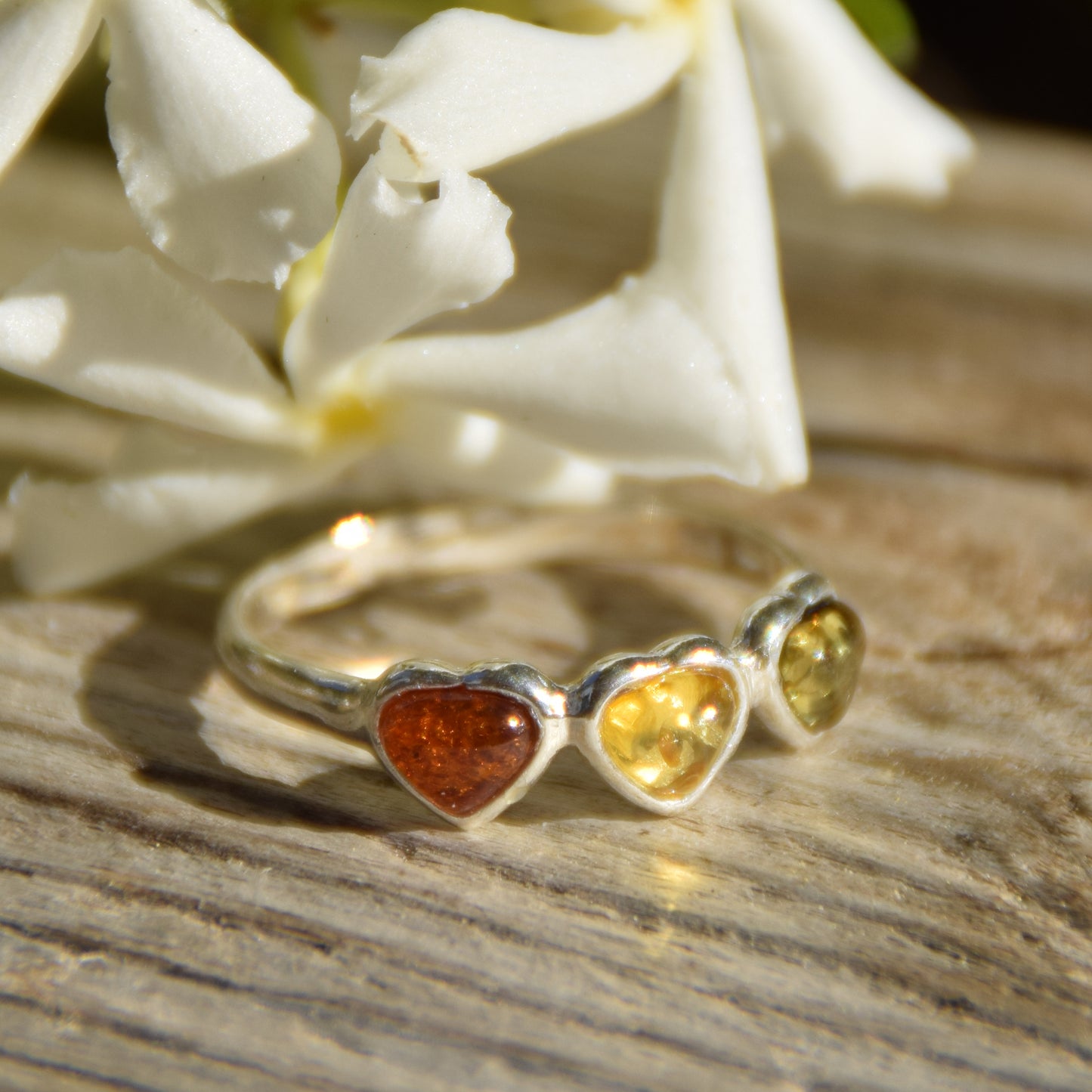 Romantico anello con tre cuori in Ambra naturale di varie tonalità e Argento 925, MJ Baltica, BP049