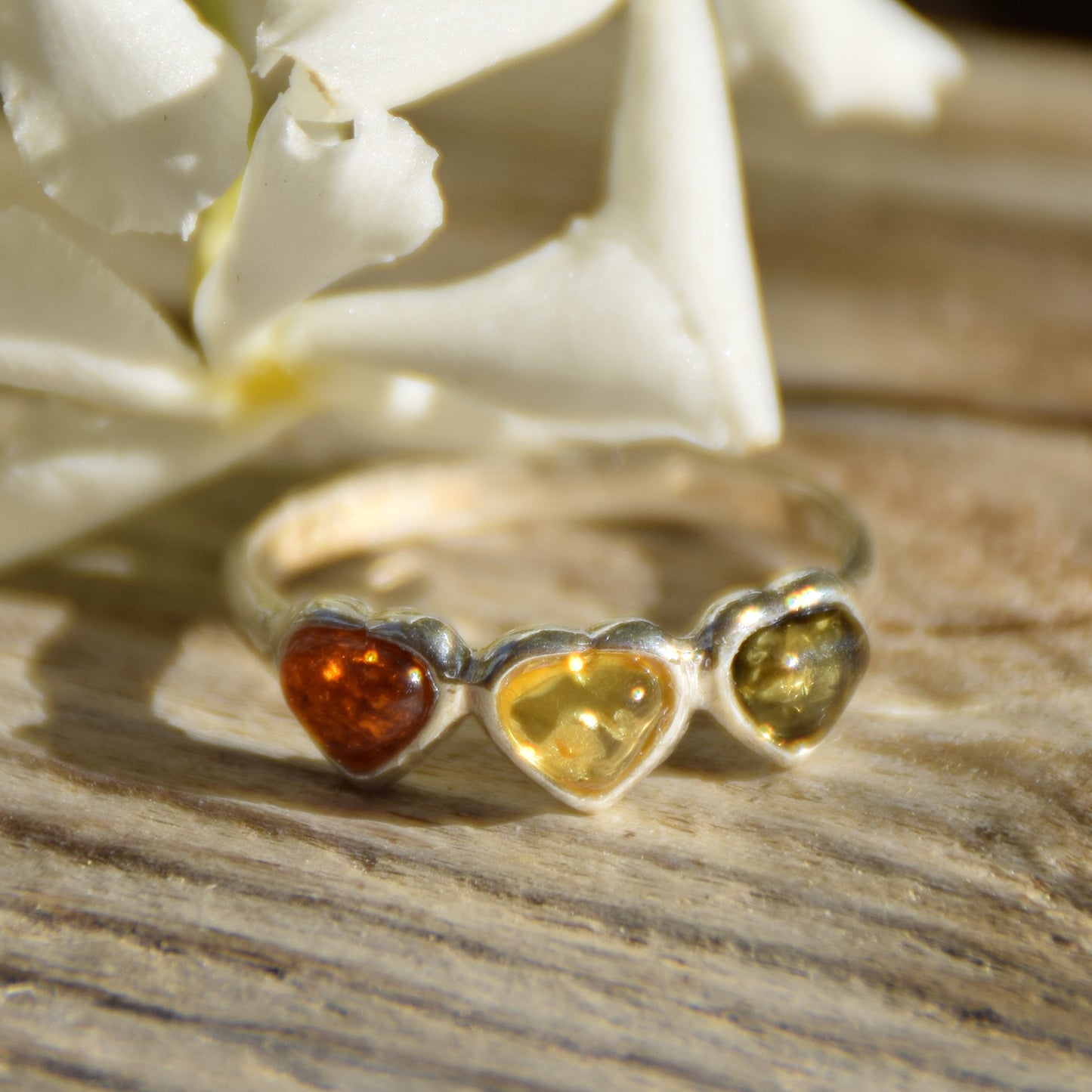 Romantico anello con tre cuori in Ambra naturale di varie tonalità e Argento 925, MJ Baltica, BP049