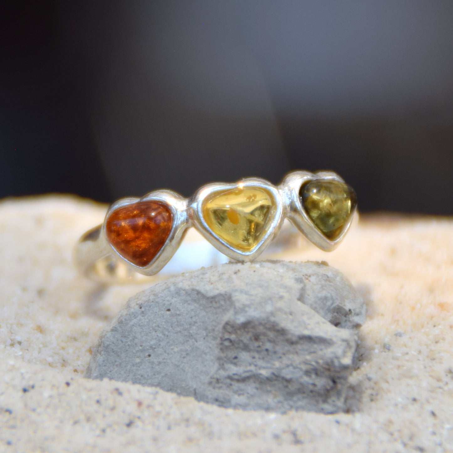 Romantico anello con tre cuori in Ambra naturale di varie tonalità e Argento 925, MJ Baltica, BP049