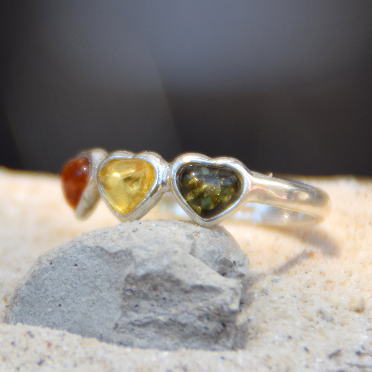 Romantico anello con tre cuori in Ambra naturale di varie tonalità e Argento 925, MJ Baltica, BP049