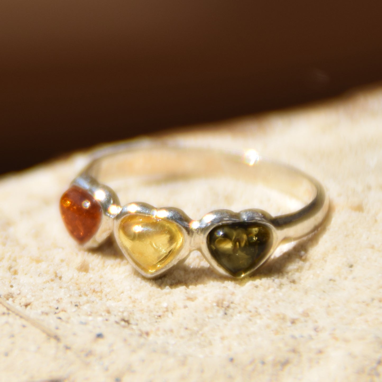 Romantico anello con tre cuori in Ambra naturale di varie tonalità e Argento 925, MJ Baltica, BP049