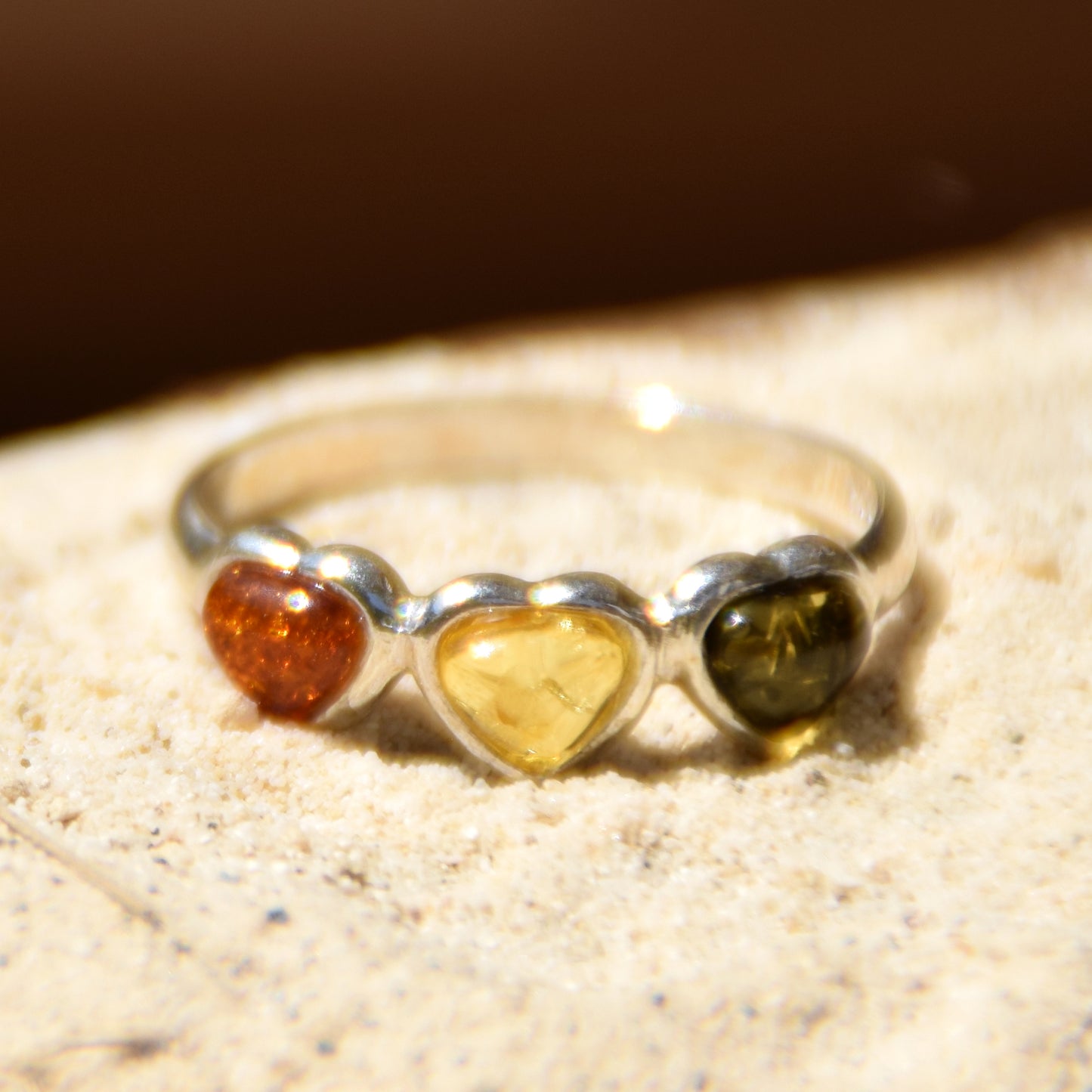 Romantico anello con tre cuori in Ambra naturale di varie tonalità e Argento 925, MJ Baltica, BP049