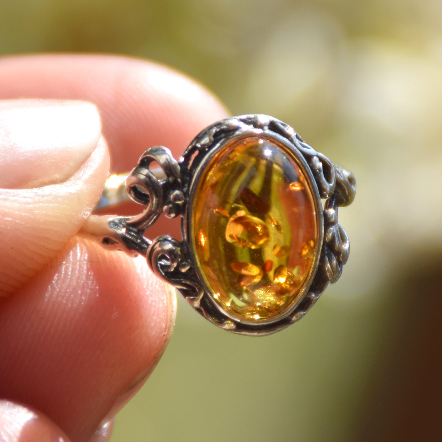 Classico anello in stile vintage con Ambra naturale color cognac e Argento 925, MJ Baltica, BP059