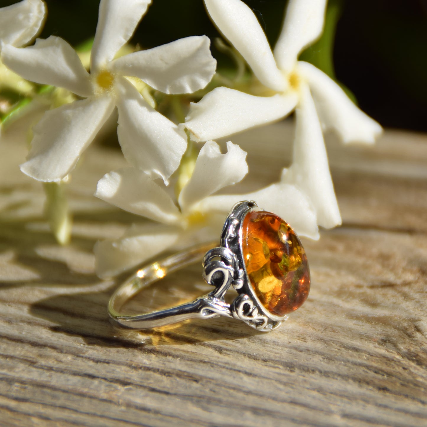 Classico anello in stile vintage con Ambra naturale color cognac e Argento 925, MJ Baltica, BP059