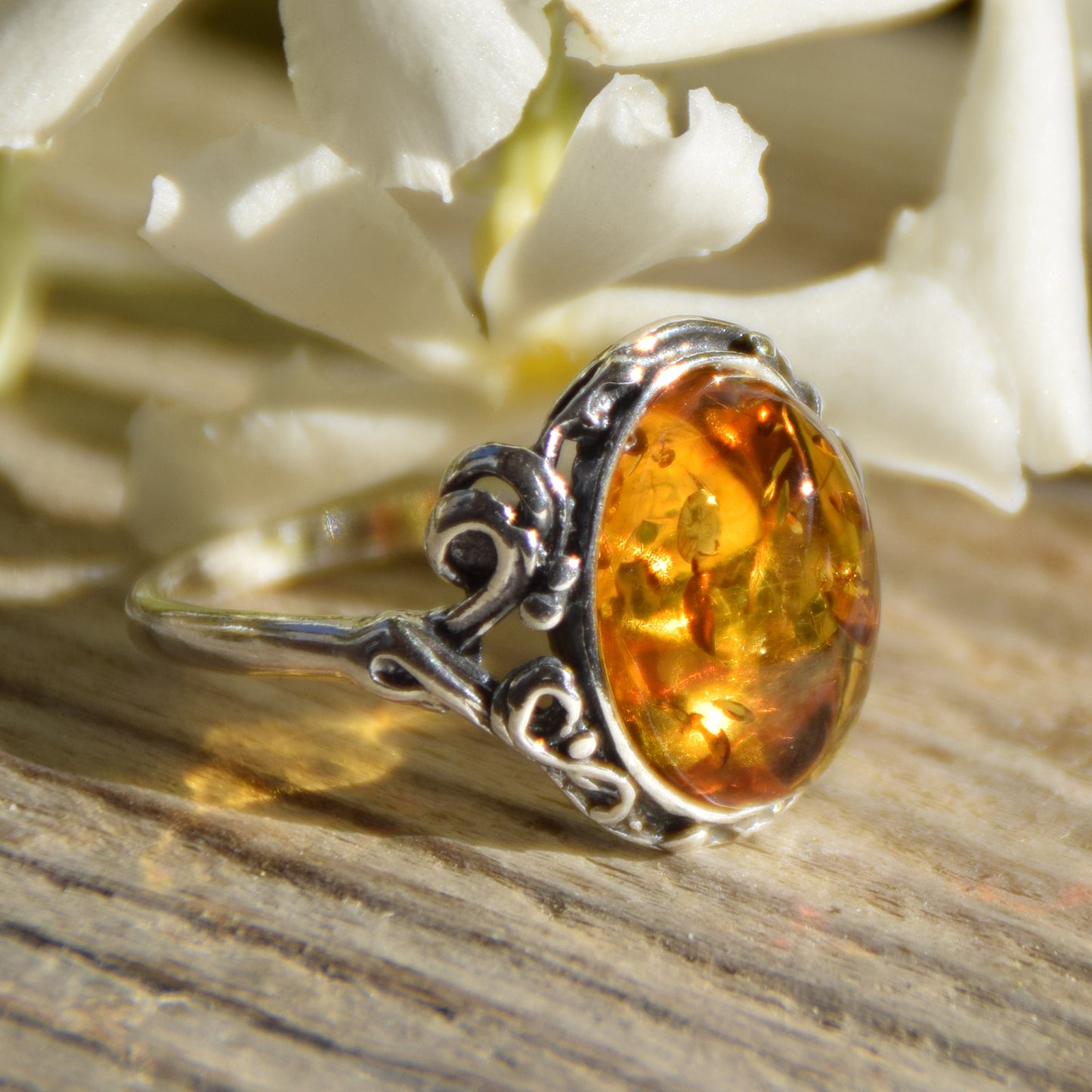 Classico anello in stile vintage con Ambra naturale color cognac e Argento 925, MJ Baltica, BP059