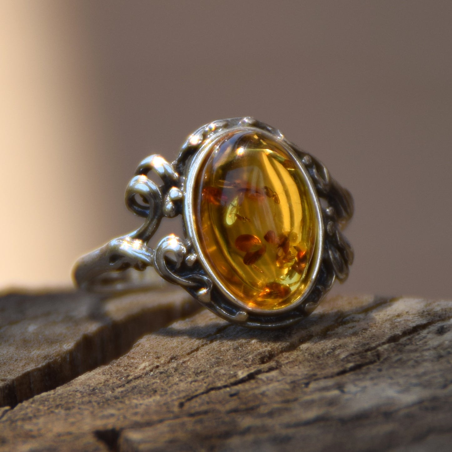 Classico anello in stile vintage con Ambra naturale color cognac e Argento 925, MJ Baltica, BP059