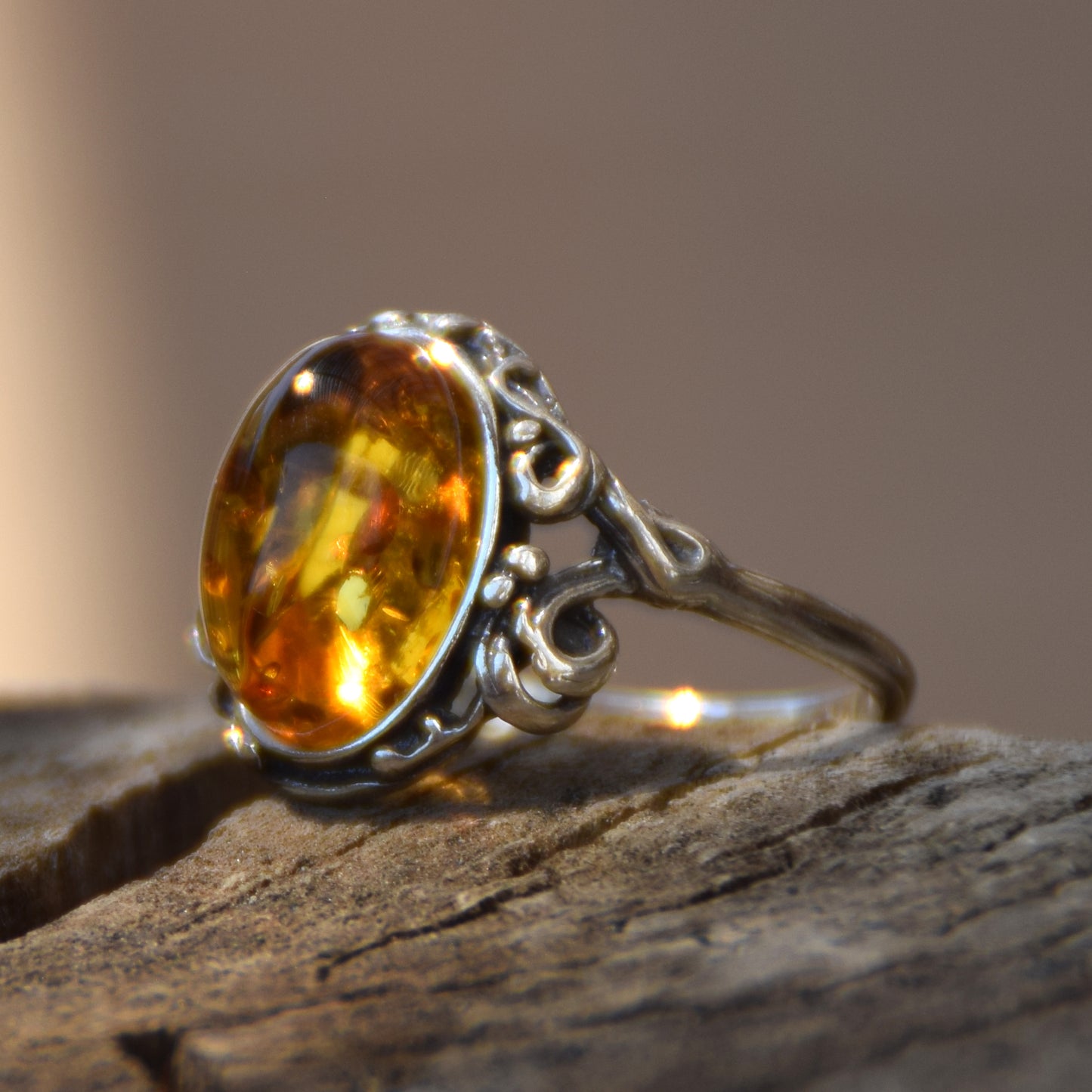 Classico anello in stile vintage con Ambra naturale color cognac e Argento 925, MJ Baltica, BP059