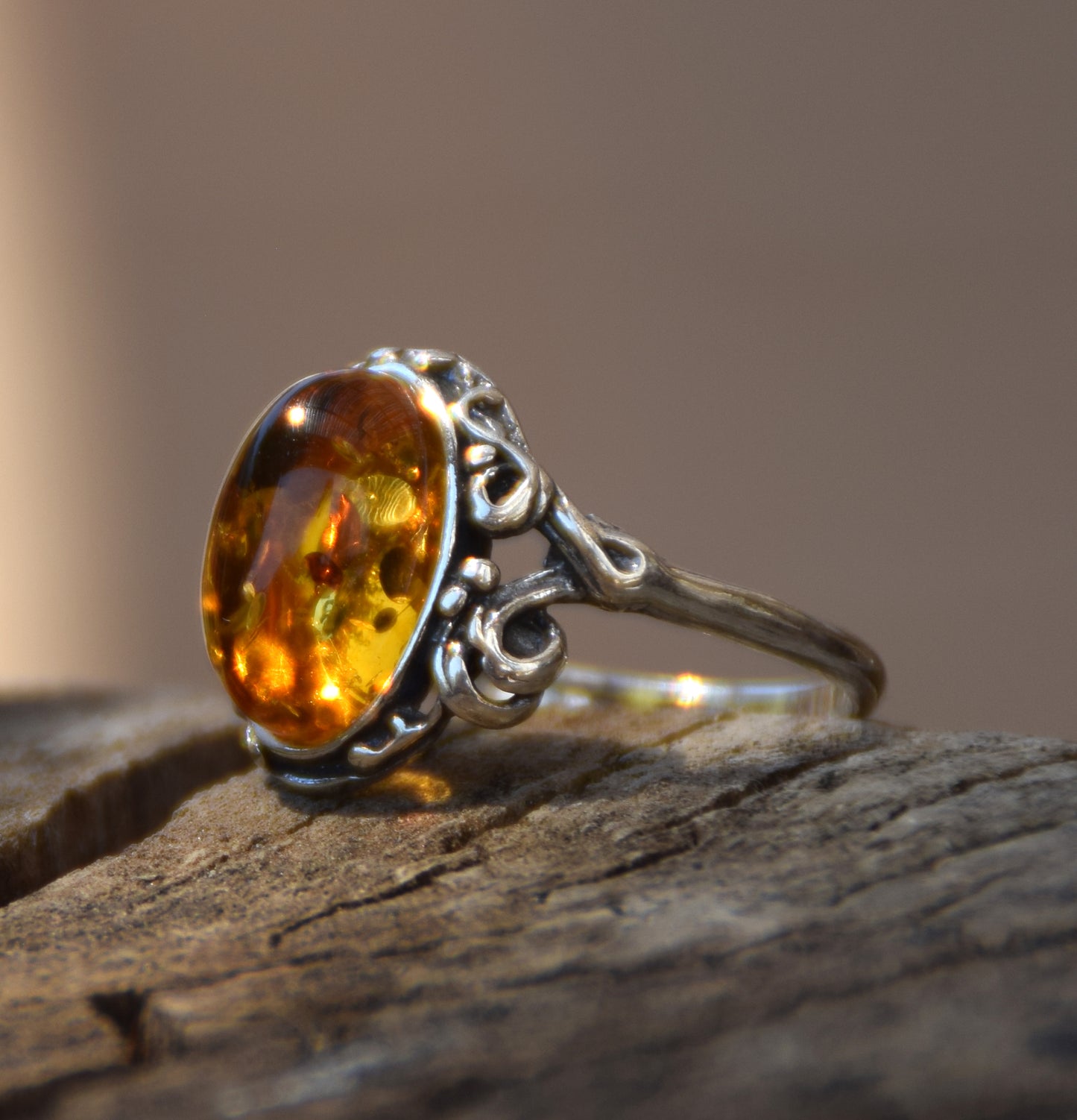 Classico anello in stile vintage con Ambra naturale color cognac e Argento 925, MJ Baltica, BP059
