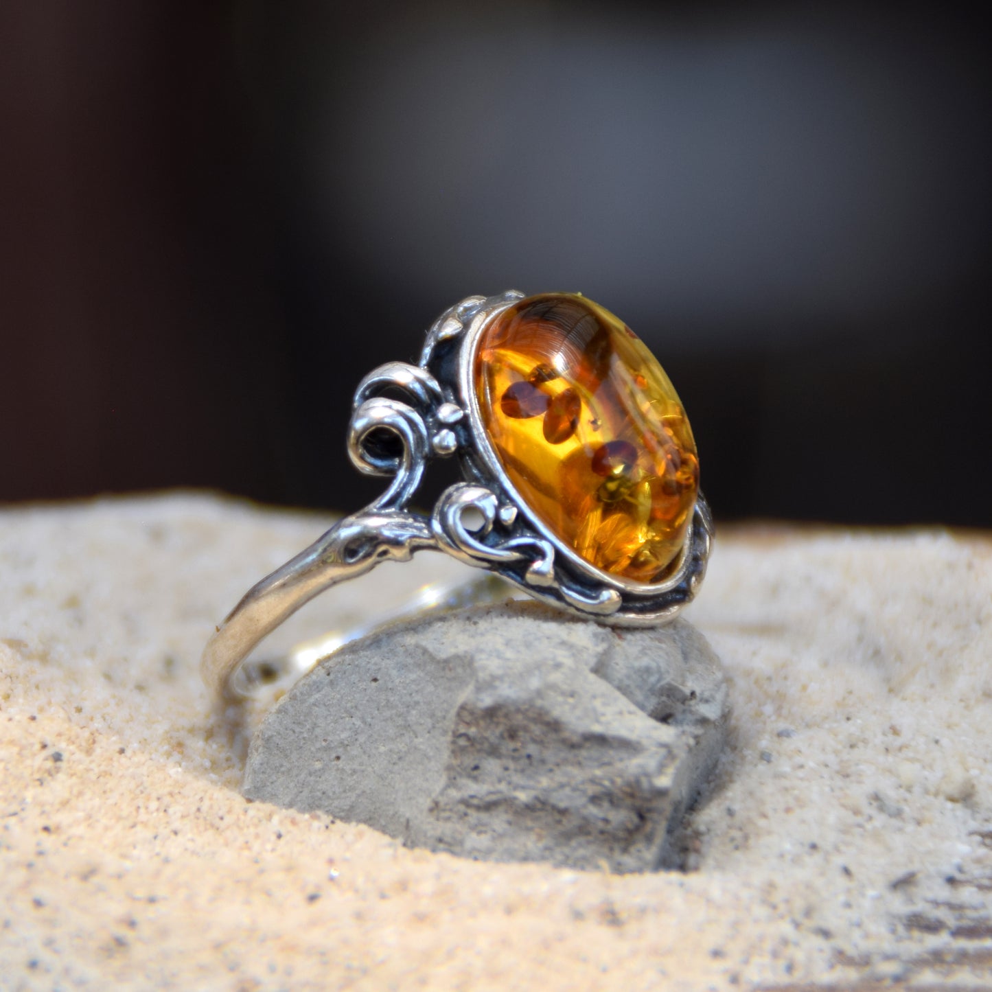 Classico anello in stile vintage con Ambra naturale color cognac e Argento 925, MJ Baltica, BP059