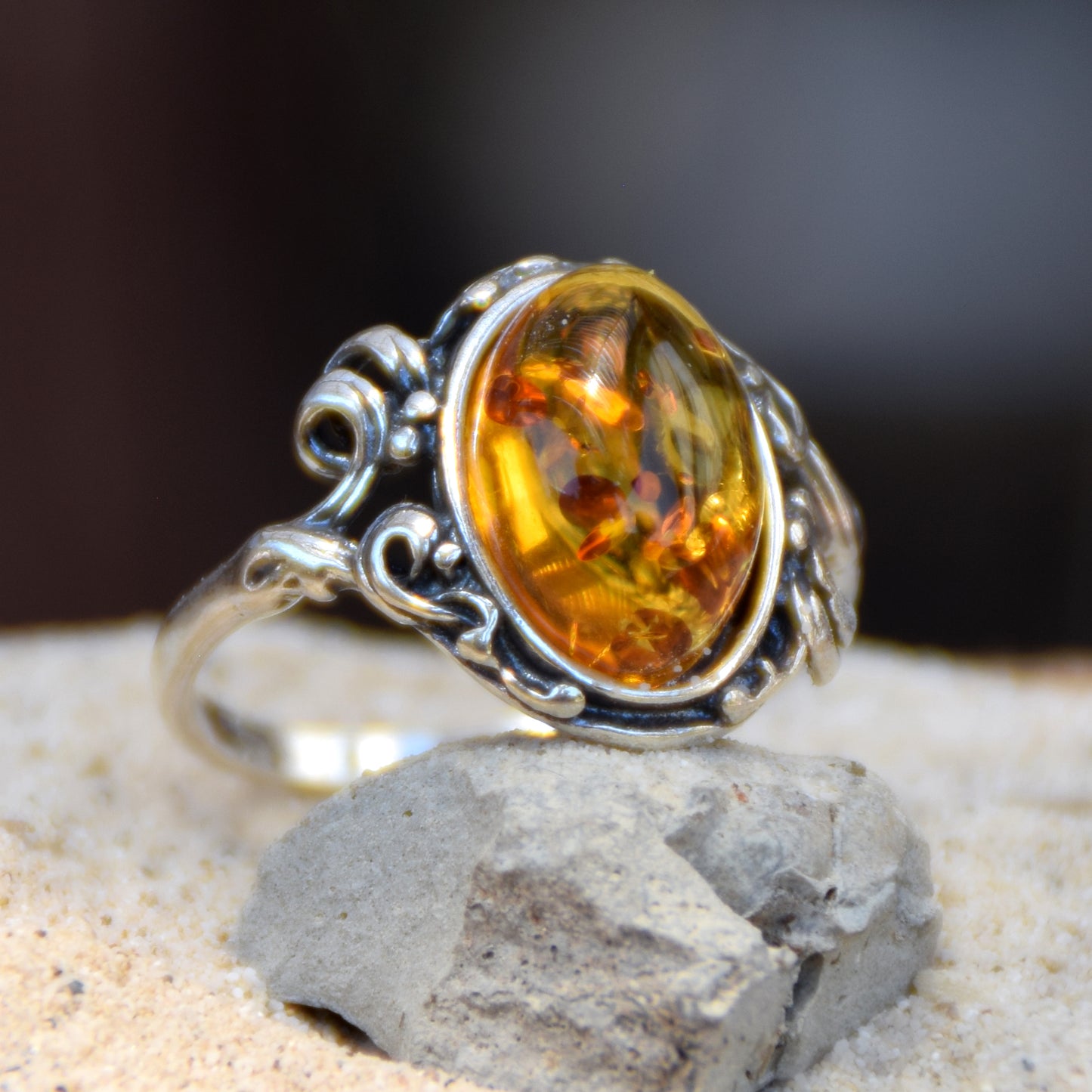 Classico anello in stile vintage con Ambra naturale color cognac e Argento 925, MJ Baltica, BP059